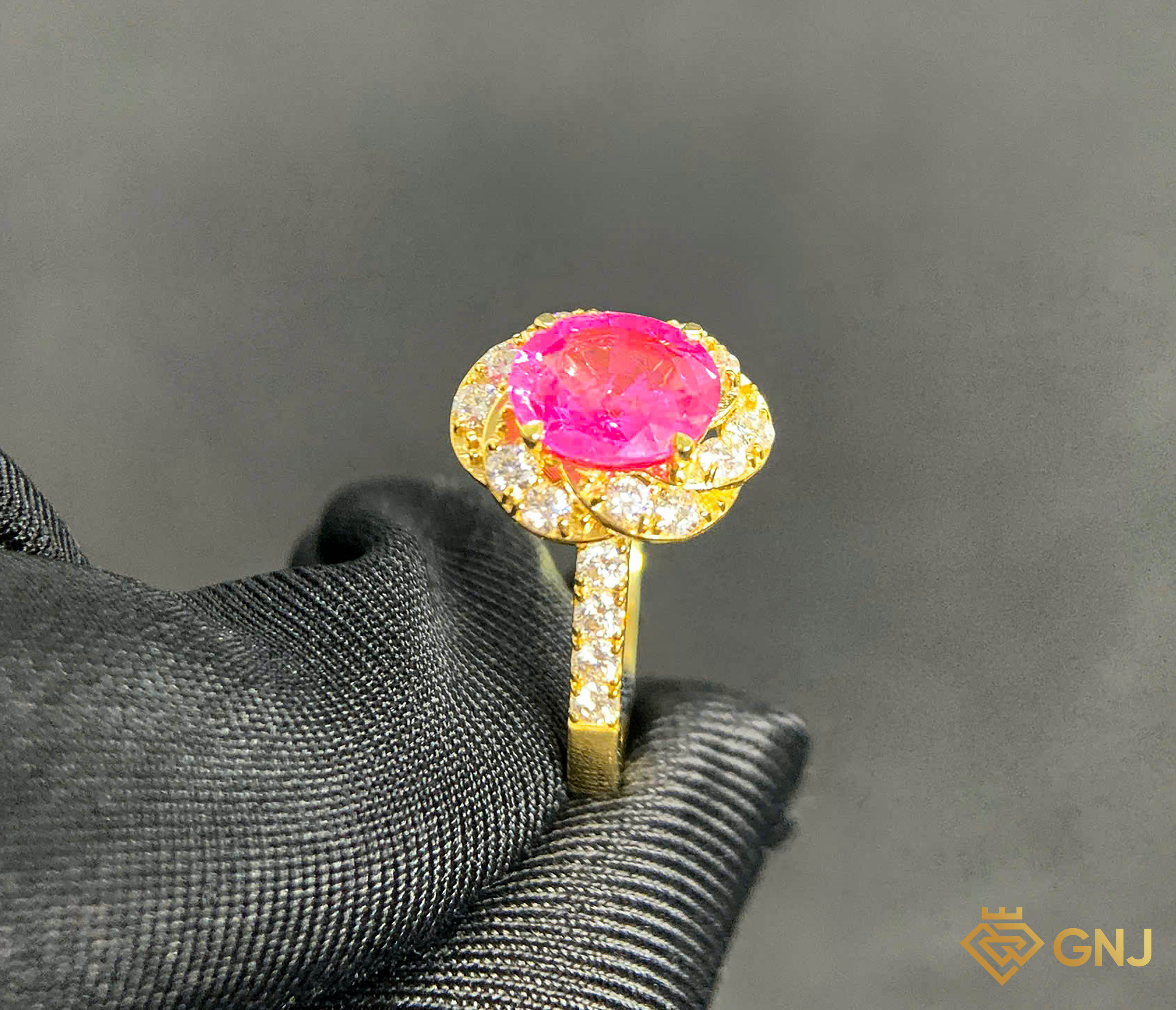 Nhẫn vàng đính đá Spinel hồng tự nhiên