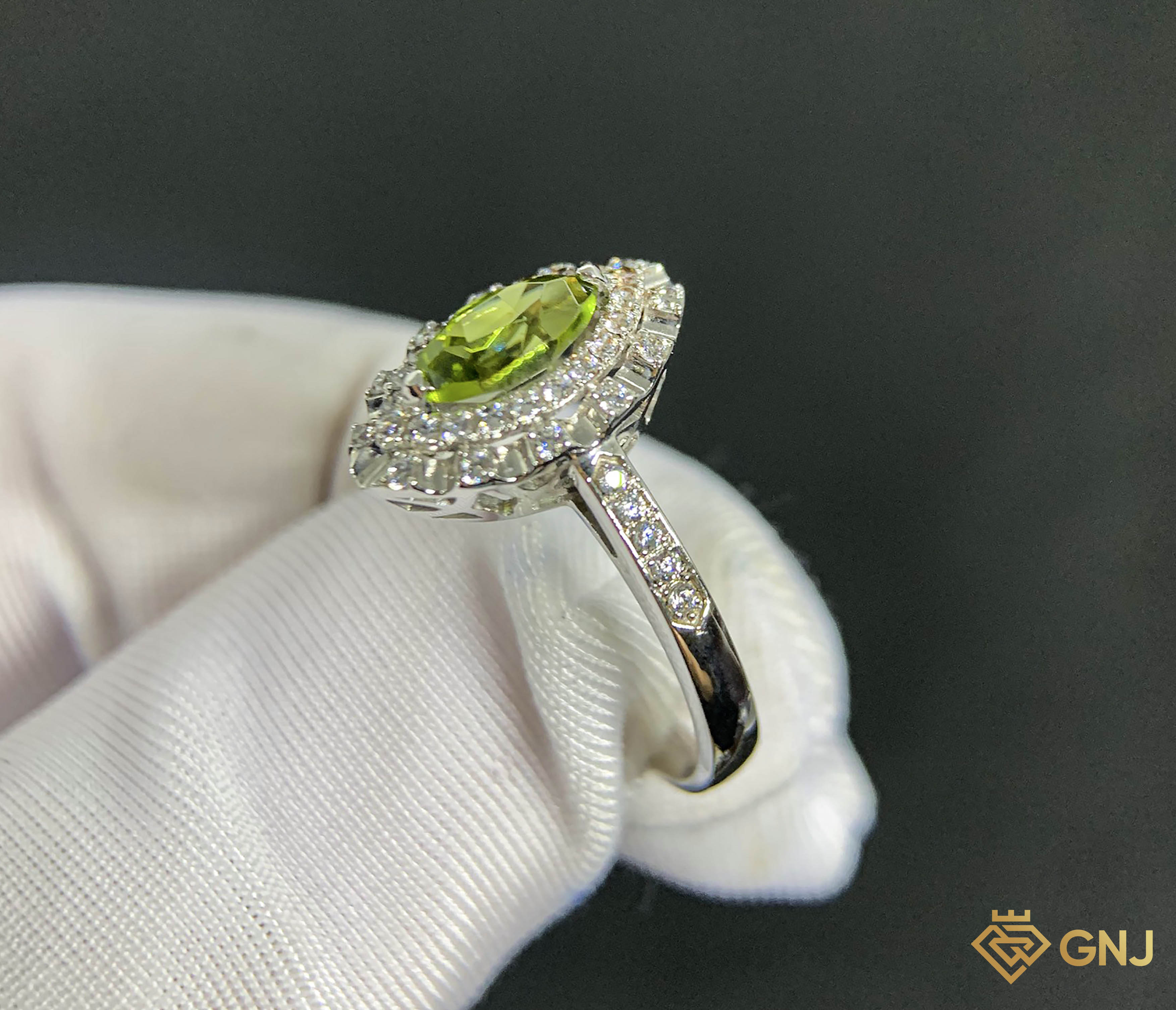 Nhẫn Vàng Đính Đá Peridot Tự Nhiên — mặt bên