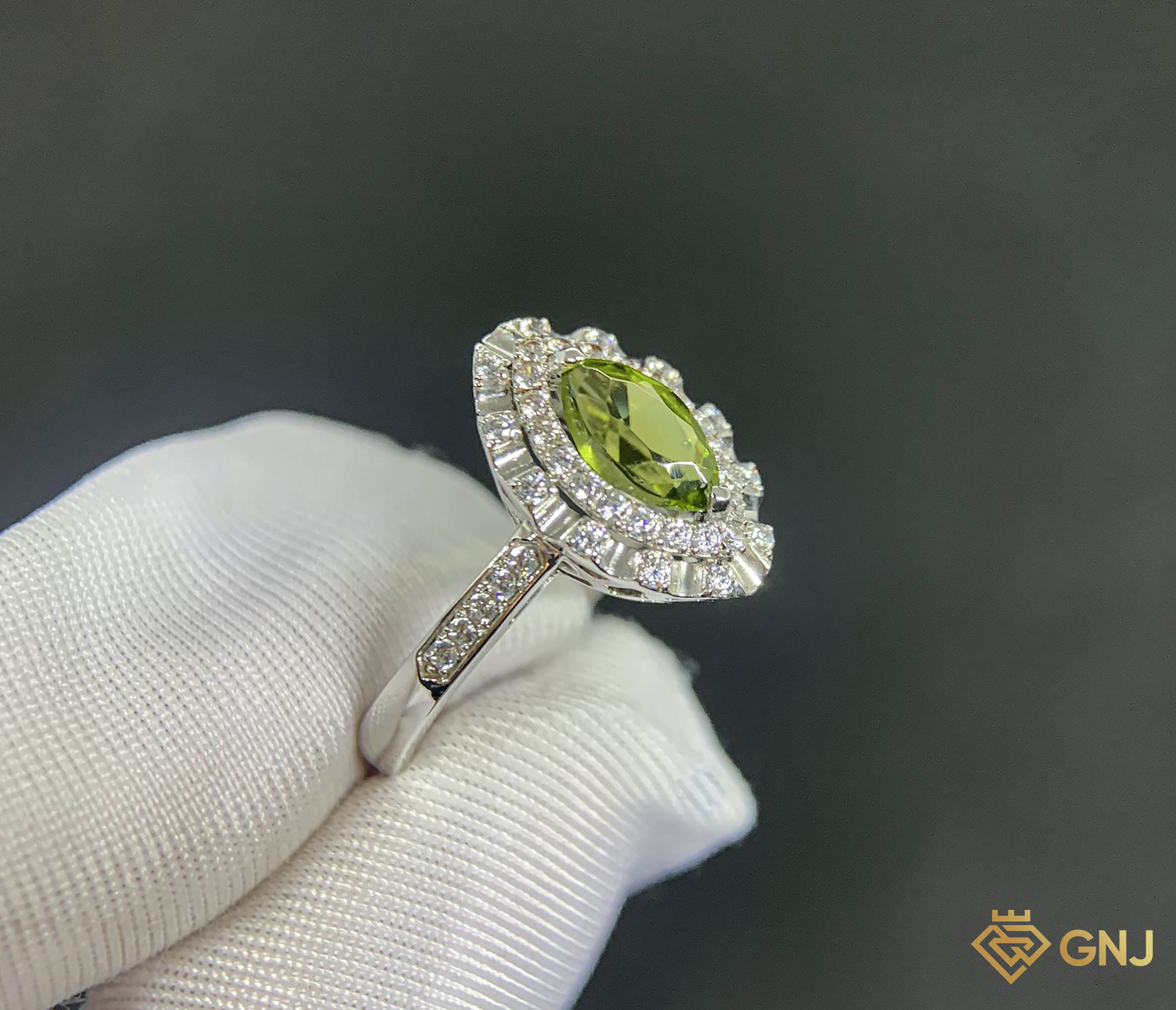 Nhẫn Vàng Đính Đá Peridot Tự Nhiên — chi tiết đá