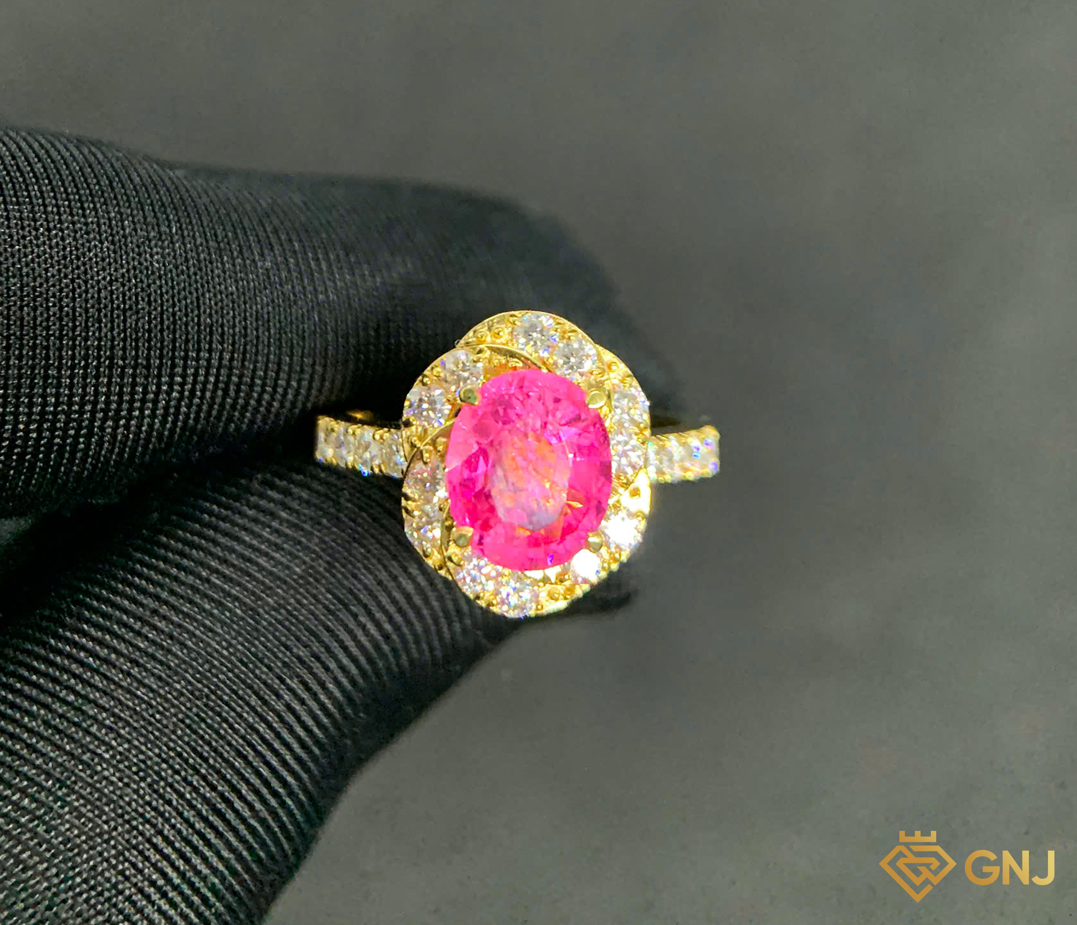 Nhẫn vàng đính đá Spinel hồng tự nhiên