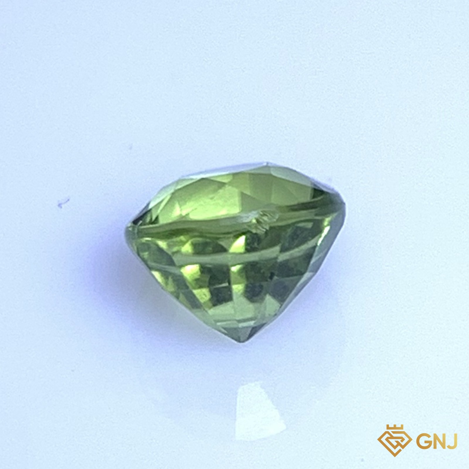 Đá peridot tự nhiên 1,06ct - góc nghiêng