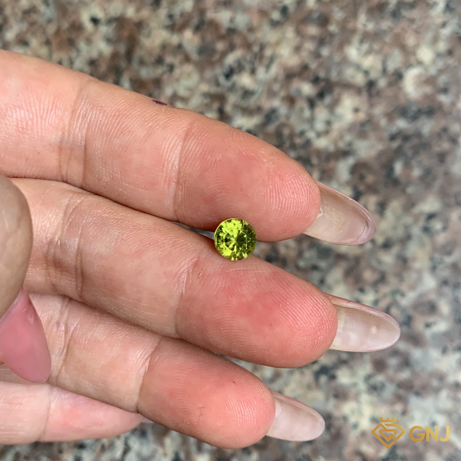 Đá peridot tự nhiên 1,06ct - trên tay