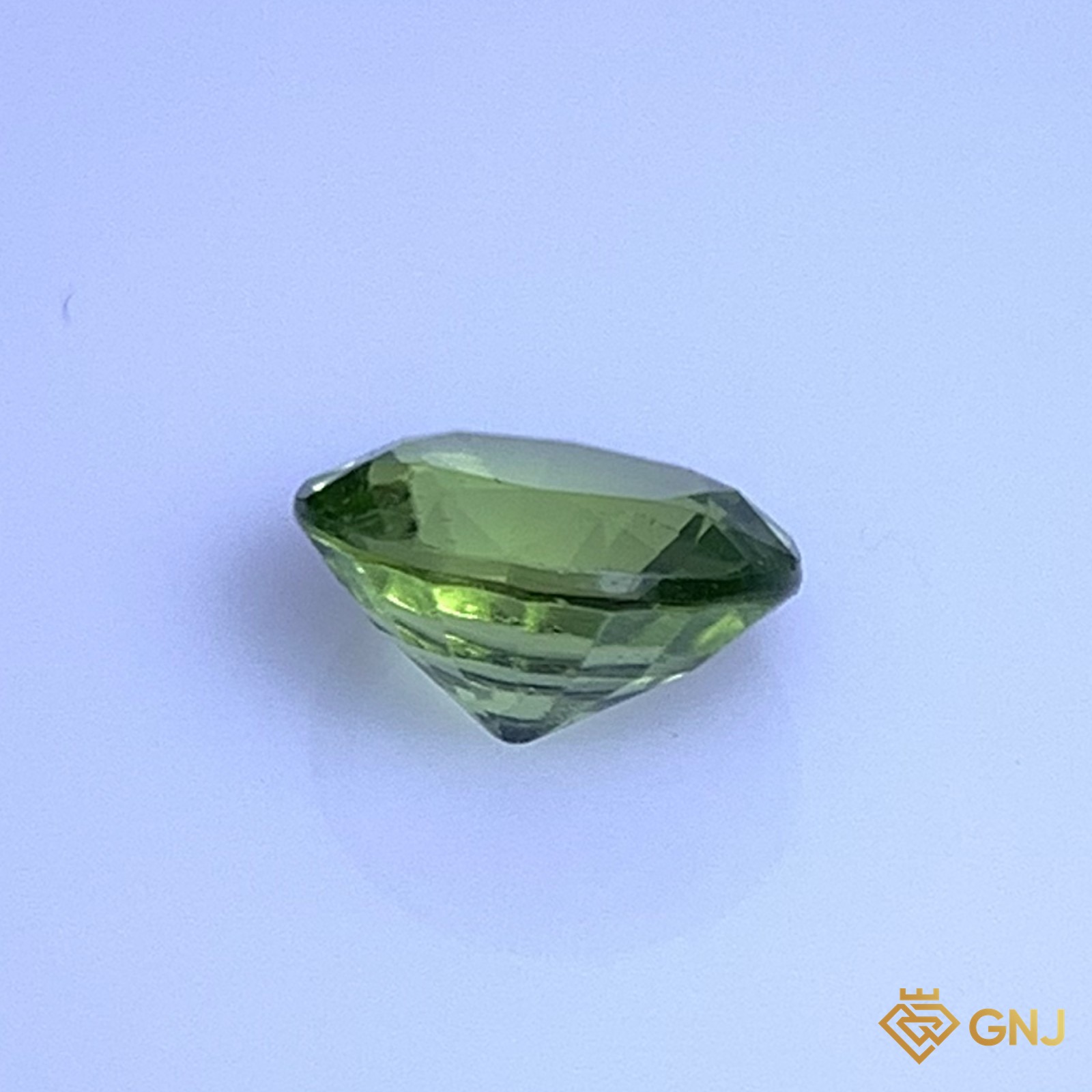 Đá peridot tự nhiên 1,11ct - góc nghiêng