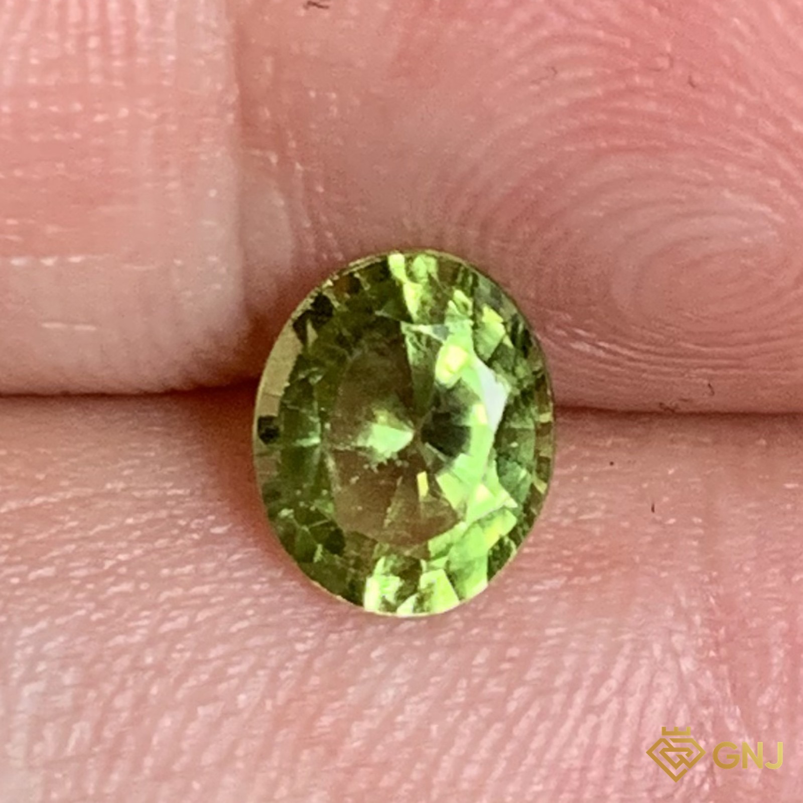Đá peridot tự nhiên 1,11ct - trên tay