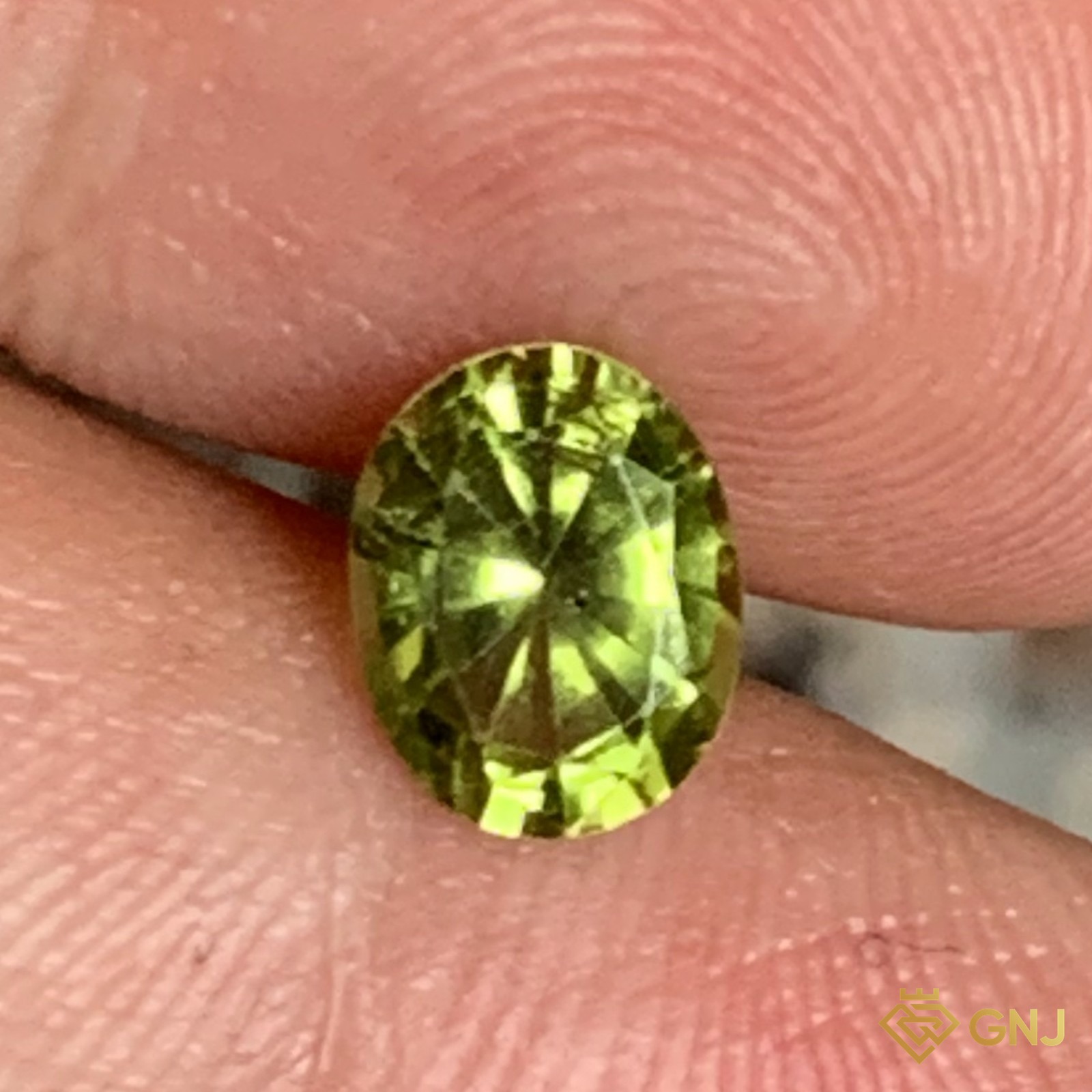 Đá peridot tự nhiên 1,16ct - trên tay