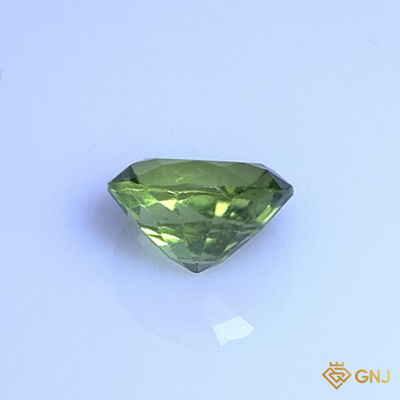 Đá peridot tự nhiên 1,2ct - góc nghiêng