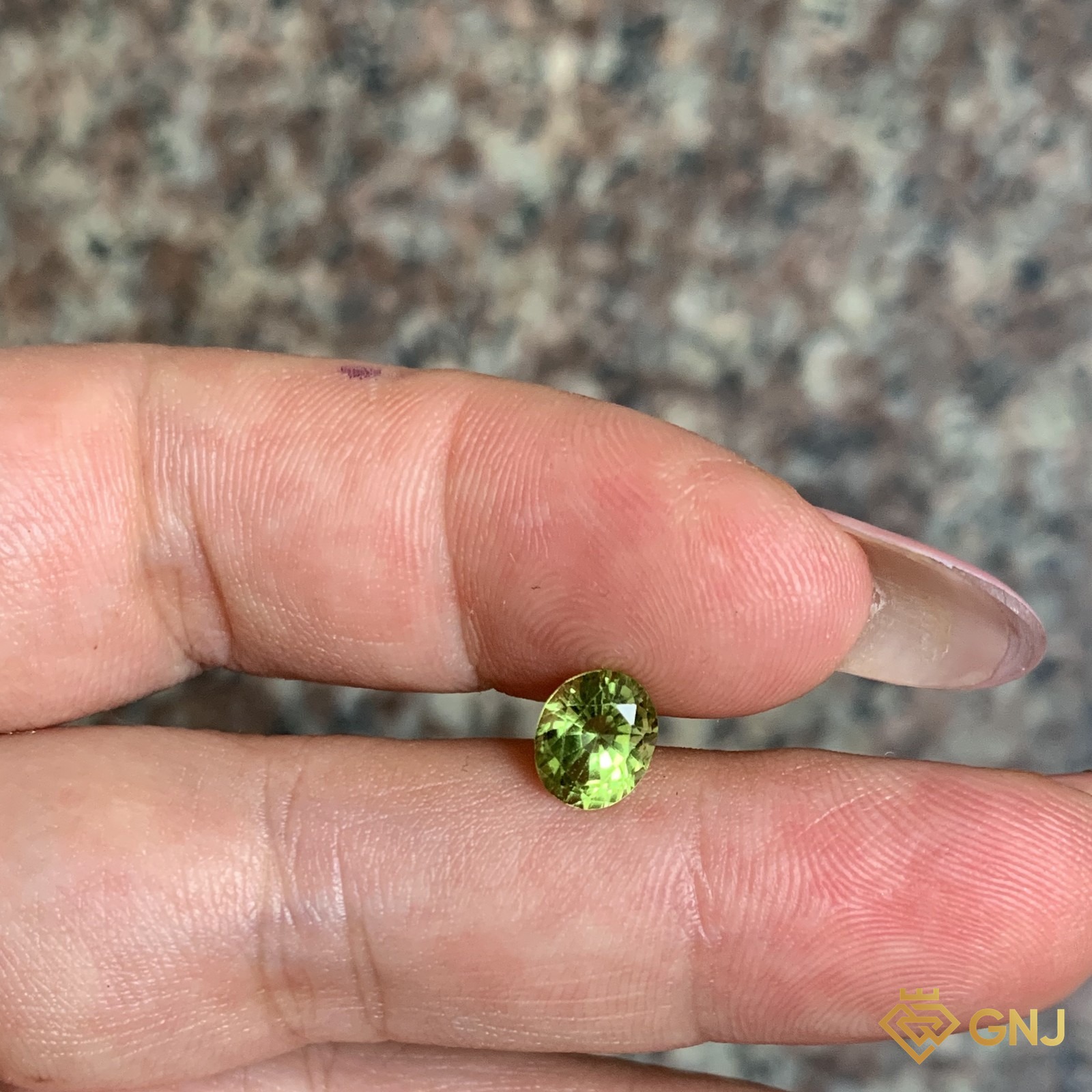 Đá peridot tự nhiên 1,2ct - trên tay