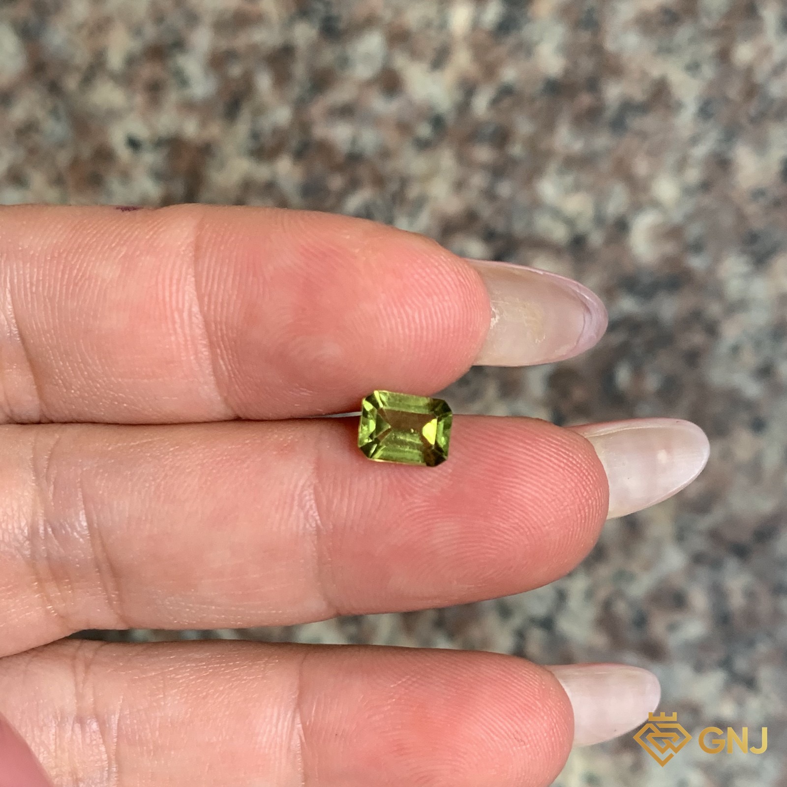 Đá peridot tự nhiên 1ct - trên tay