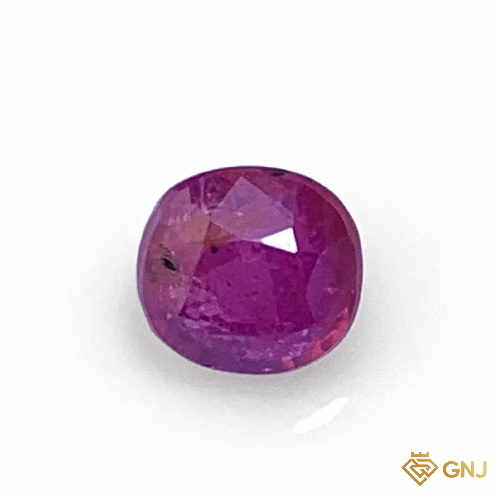 Đá ruby tự nhiên 0,61ct — ảnh chính diện trên nền trắng