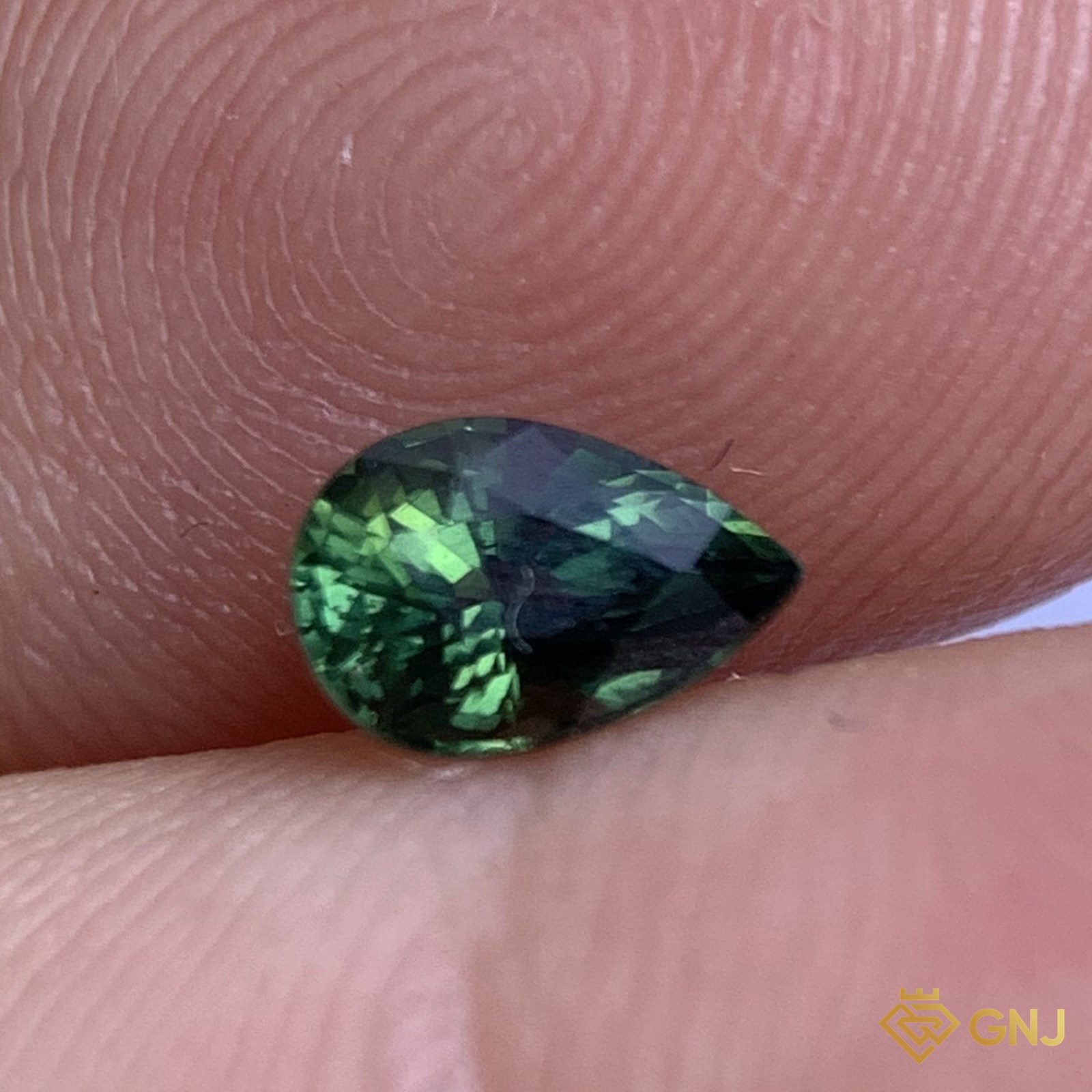 Đá sapphire bi-color tự nhiên 0,65ct - trên tay
