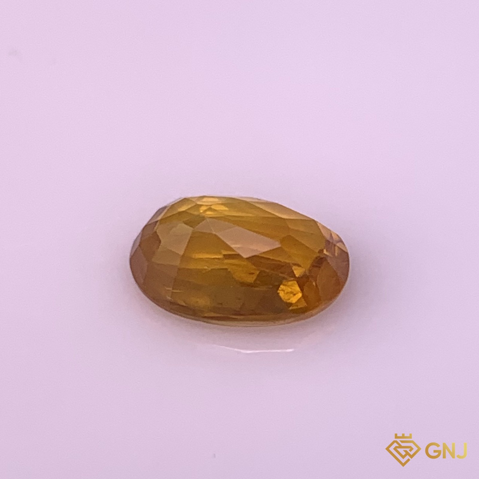 Đá sapphire vàng mật ong tự nhiên 1,2ct - góc nghiêng phải