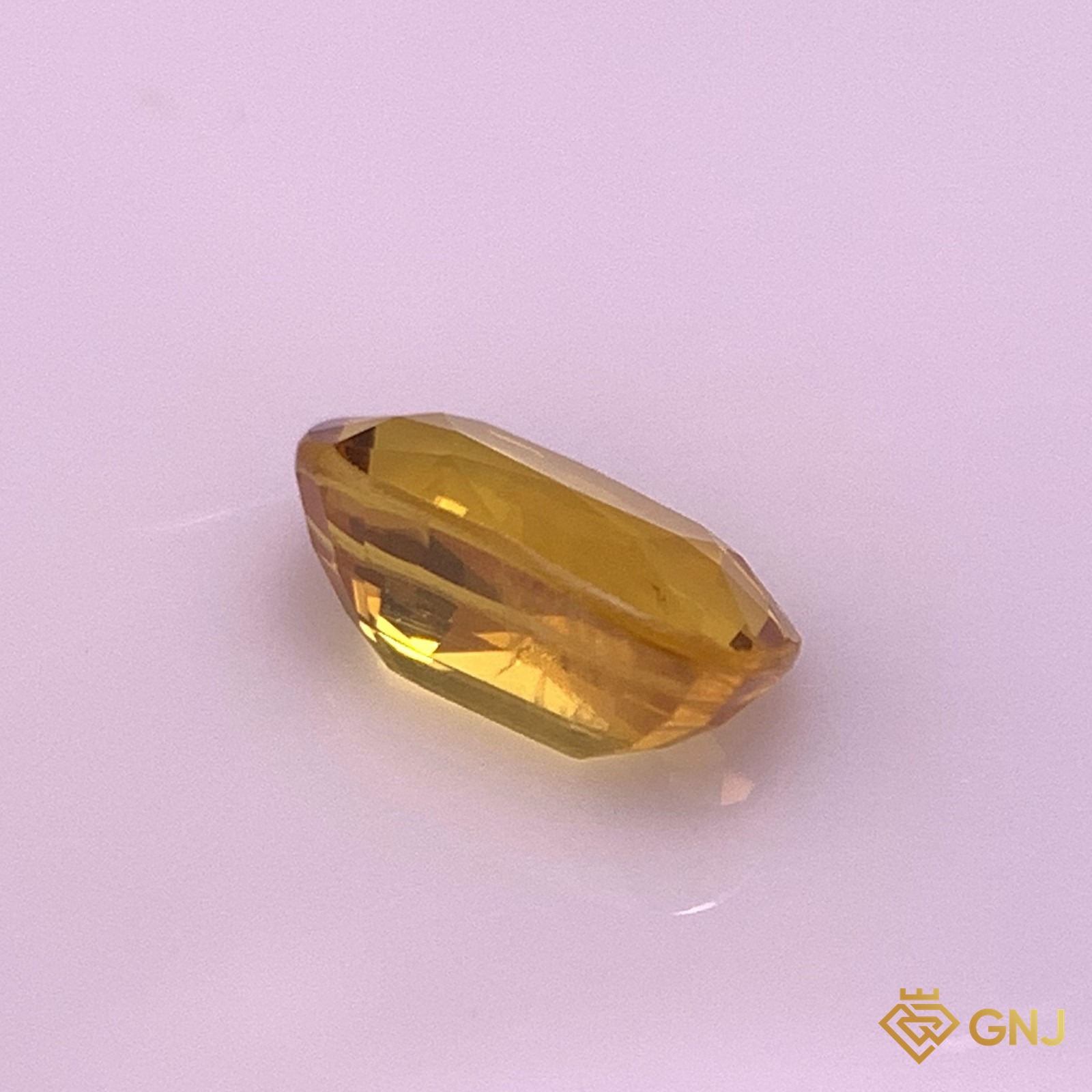 Đá sapphire vàng mật ong tự nhiên 1,68ct - góc nghiêng trái
