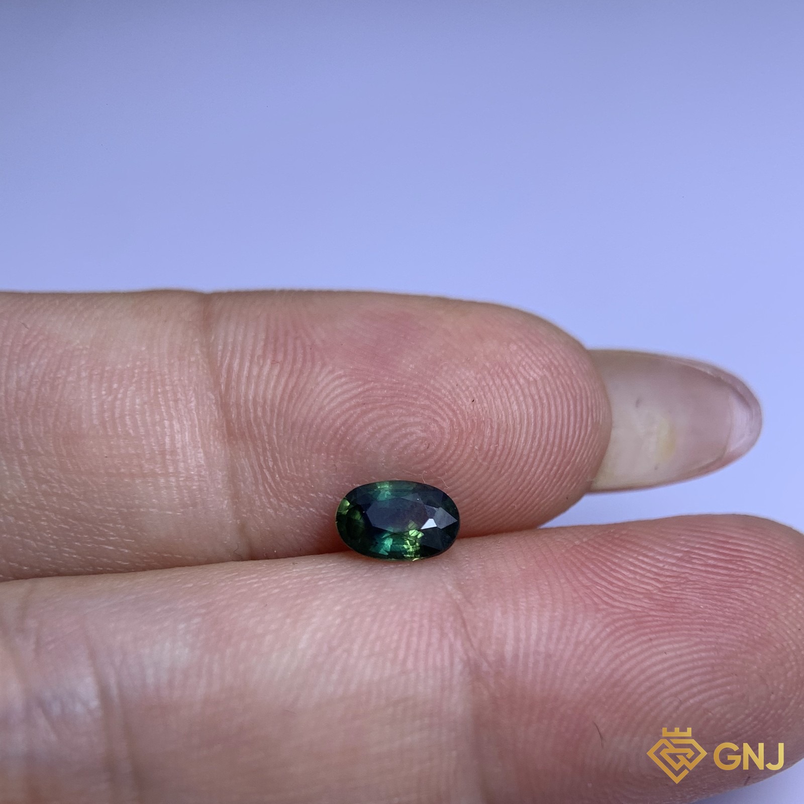 Đá sapphire xanh đậm tự nhiên 0,79ct - trên tay