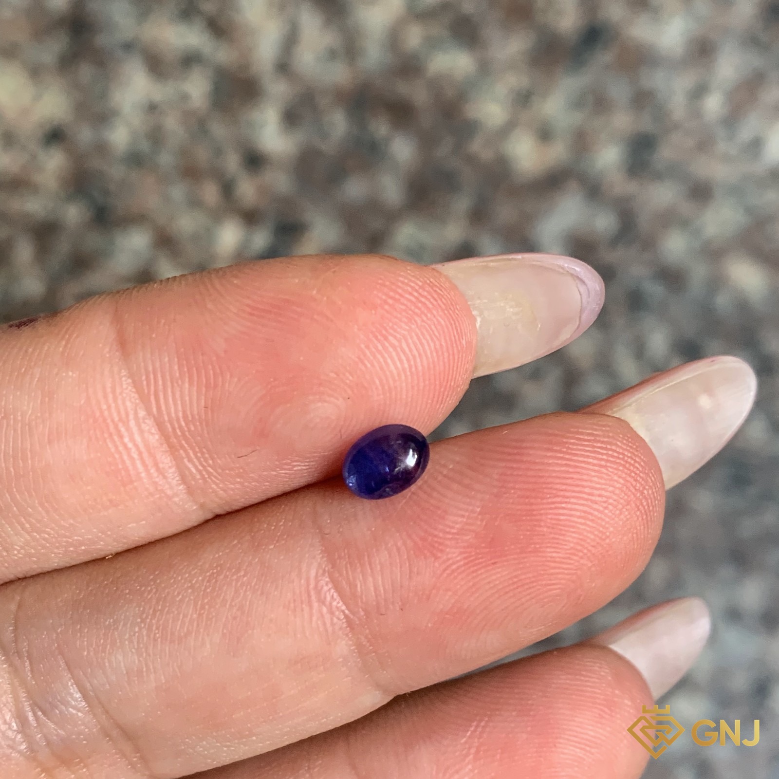 Đá sapphire xanh dương phớt tím tự nhiên 0,72ct - trên tay