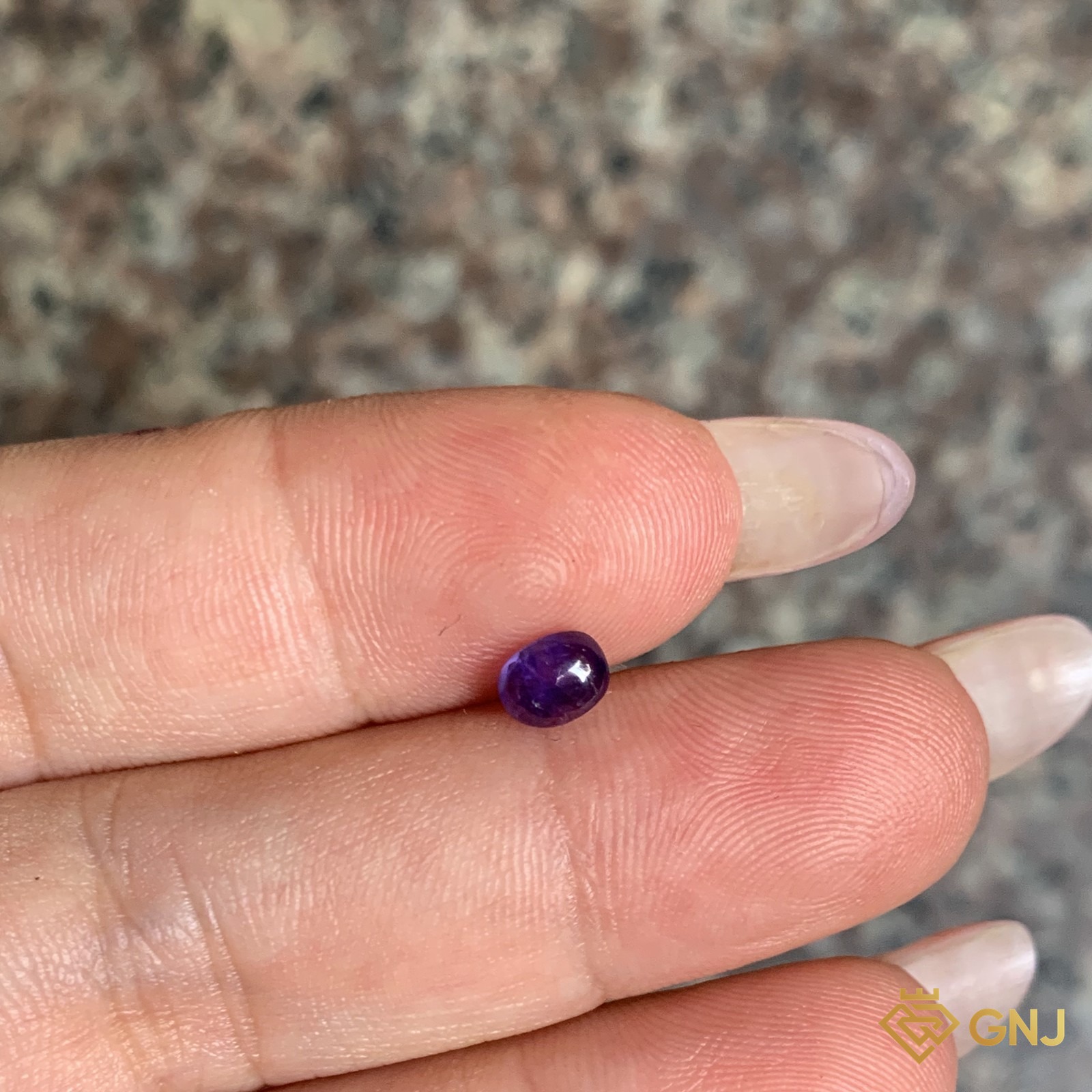 Đá sapphire xanh dương phớt tím tự nhiên 0,81ct - trên tay