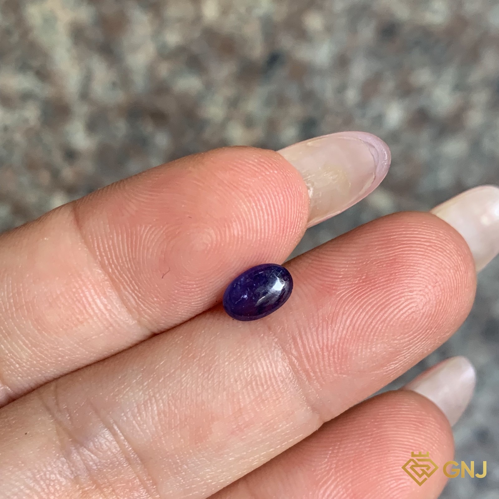Đá sapphire xanh dương phớt tím tự nhiên 0,86ct - trên tay