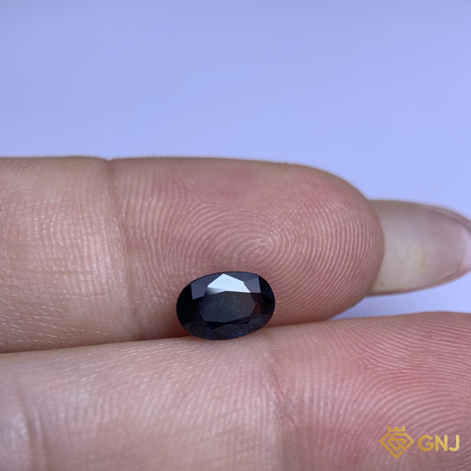 Đá sapphire xanh dương tự nhiên 0,96ct - trên tay