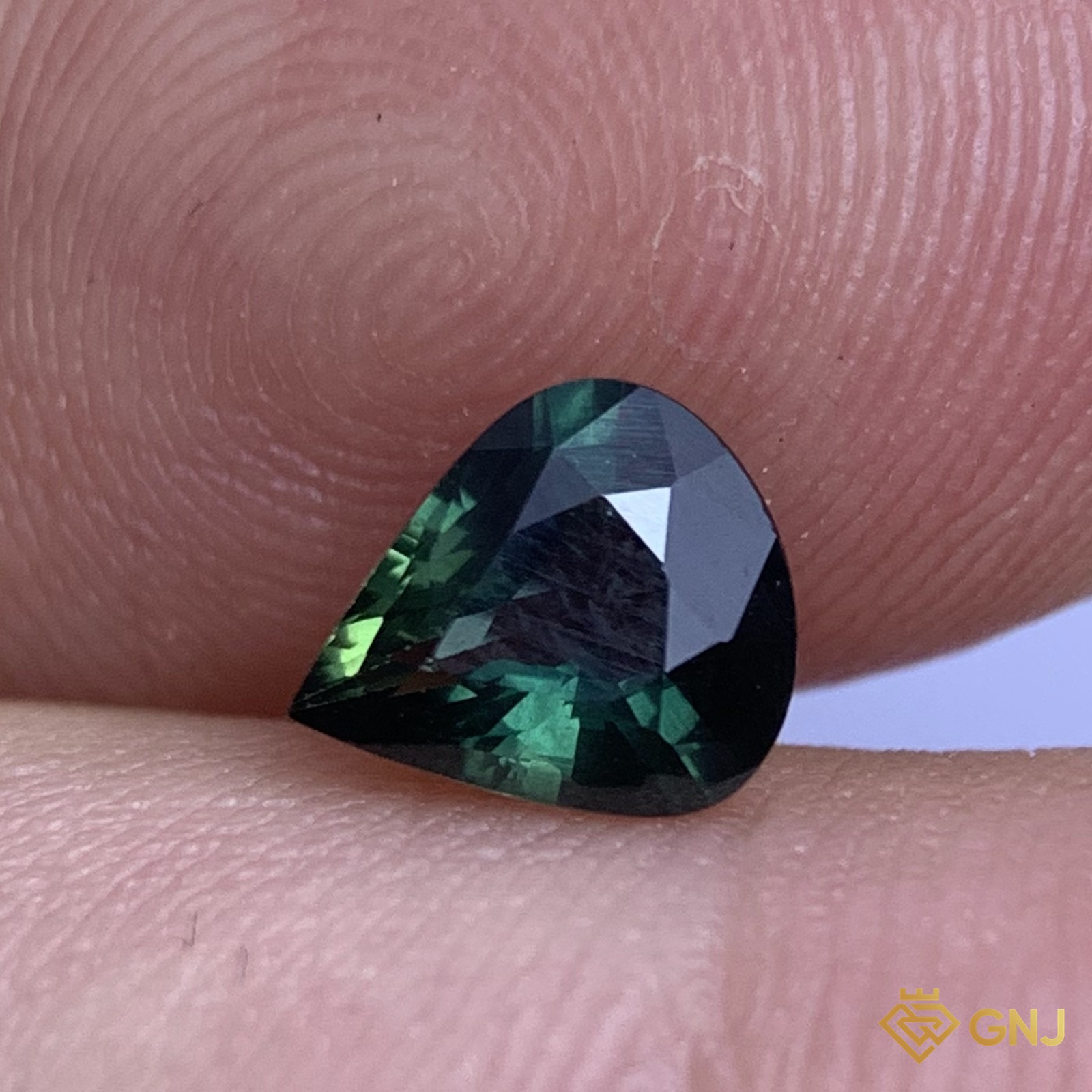 Đá sapphire xanh lá tự nhiên 0,64ct - trên tay
