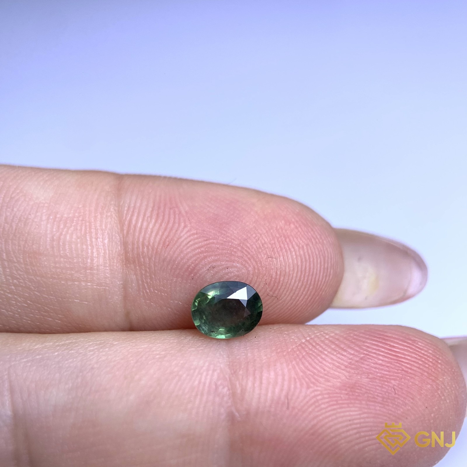 Đá sapphire xanh lá tự nhiên 0,87ct - trên tay
