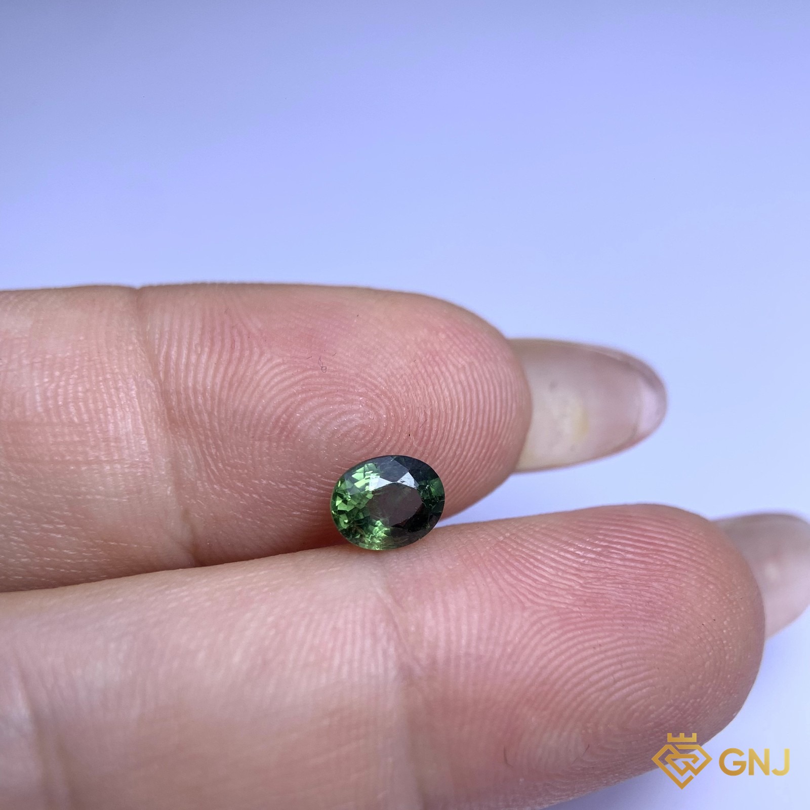 Đá sapphire xanh lá tự nhiên 0,88ct - trên tay