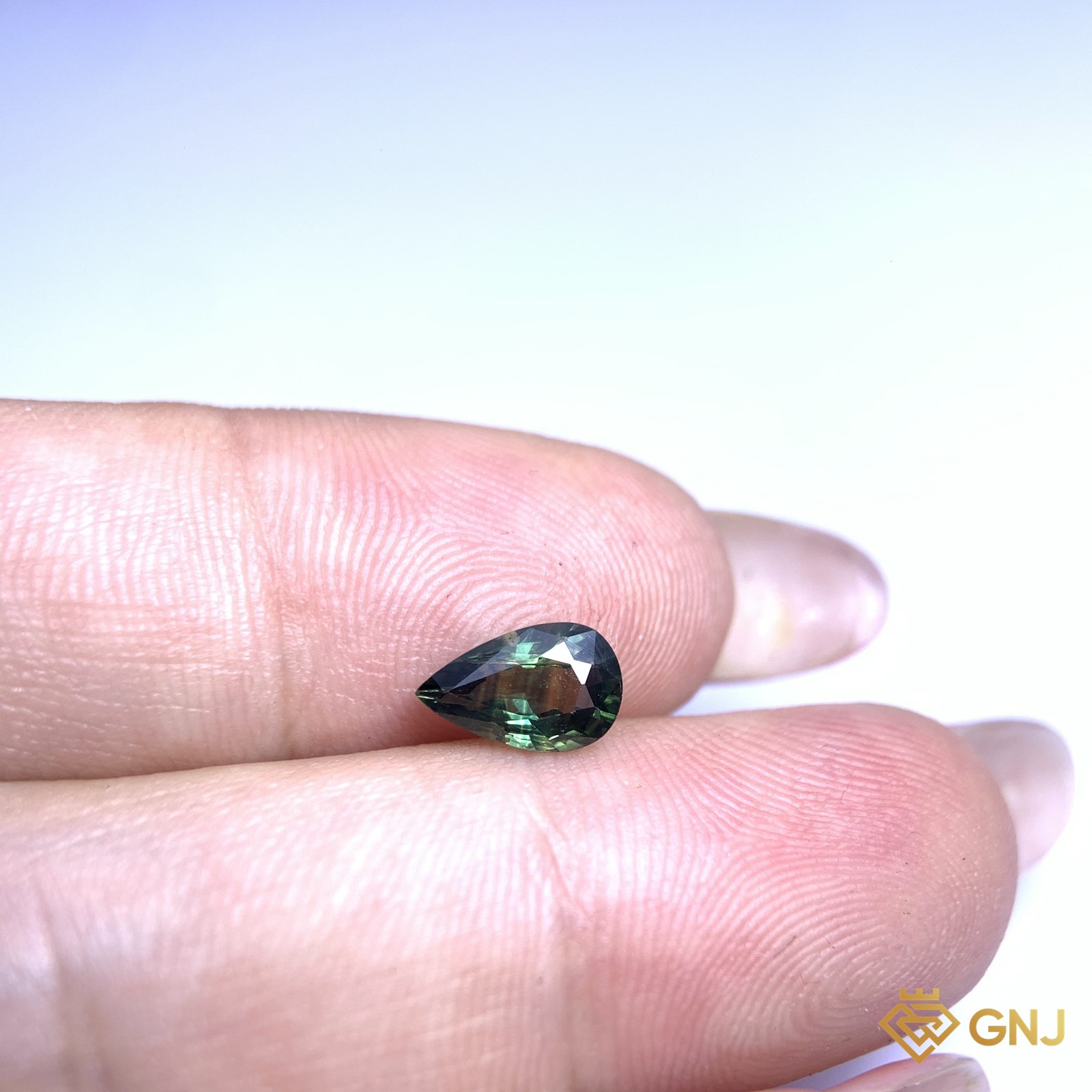 Đá sapphire xanh lá tự nhiên 0,97ct - trên tay