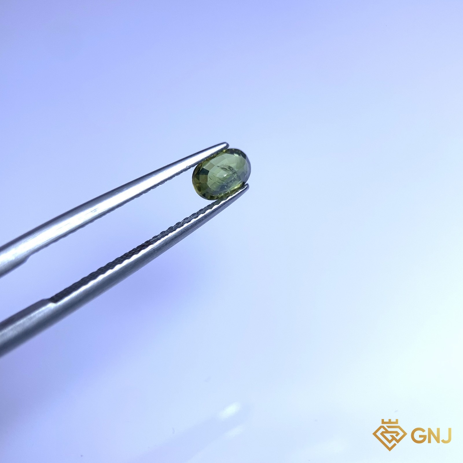 Đá sapphire xanh lá tự nhiên 0,98ct - góc nghiêng phải