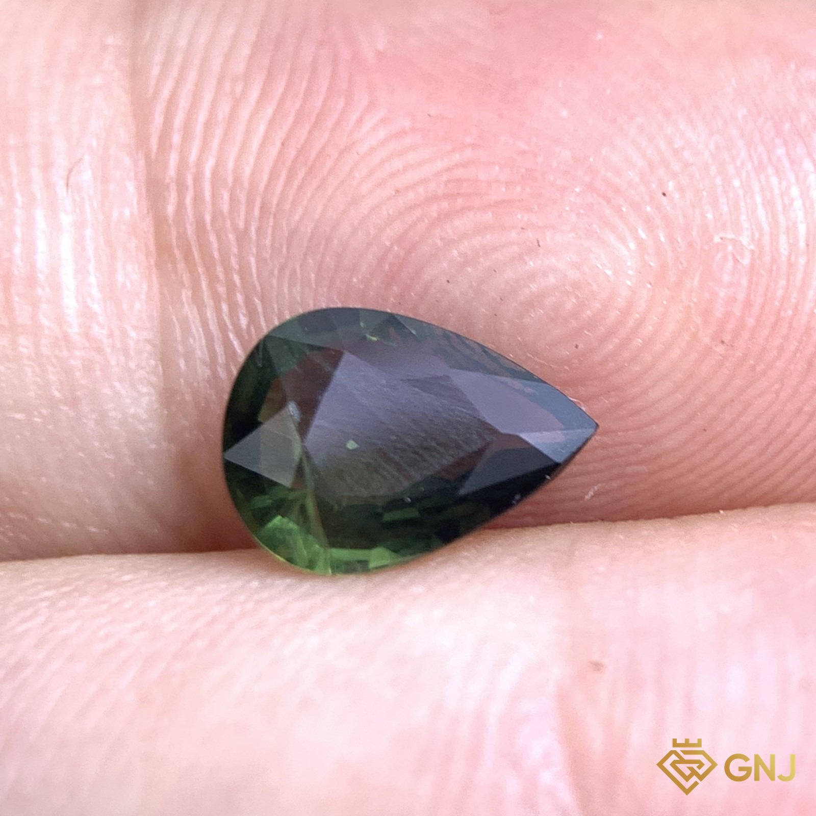 Đá sapphire xanh lá tự nhiên 1,08ct - trên tay