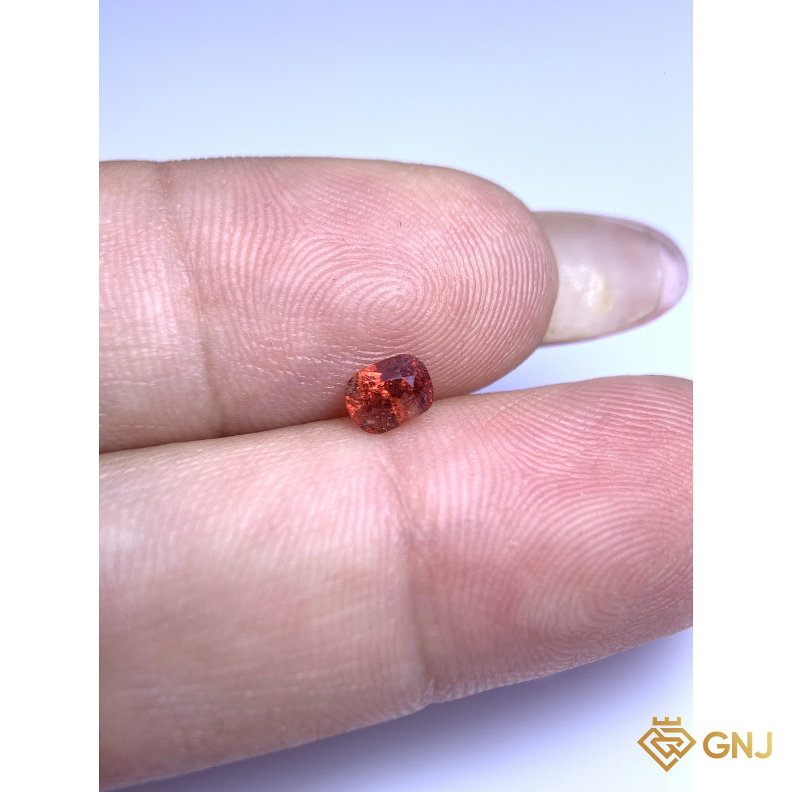 Đá spinel đỏ cam tự nhiên 0,42ct — cầm trên tay để so kích thước thật