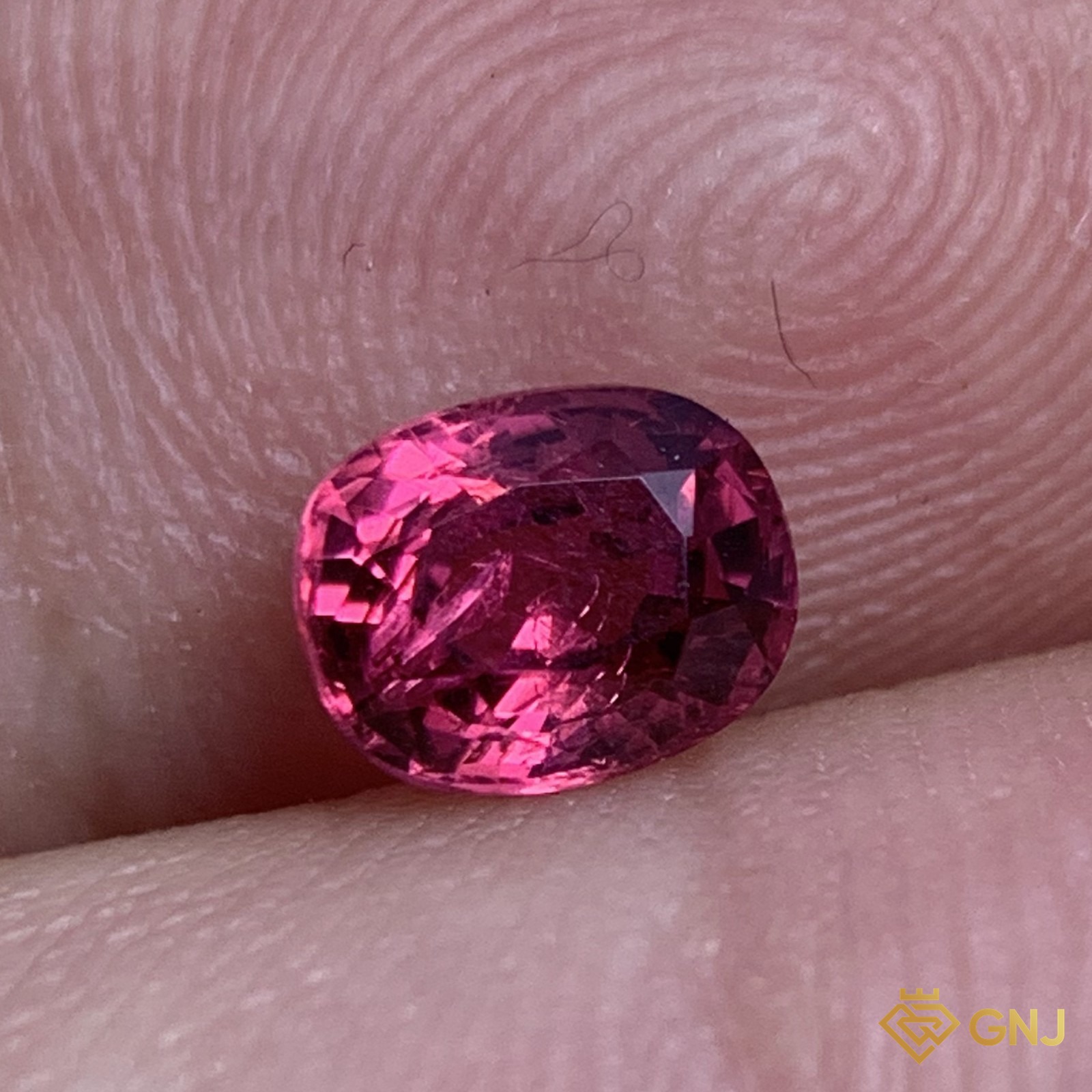 Đá spinel đỏ tự nhiên 0,75ct - trên tay