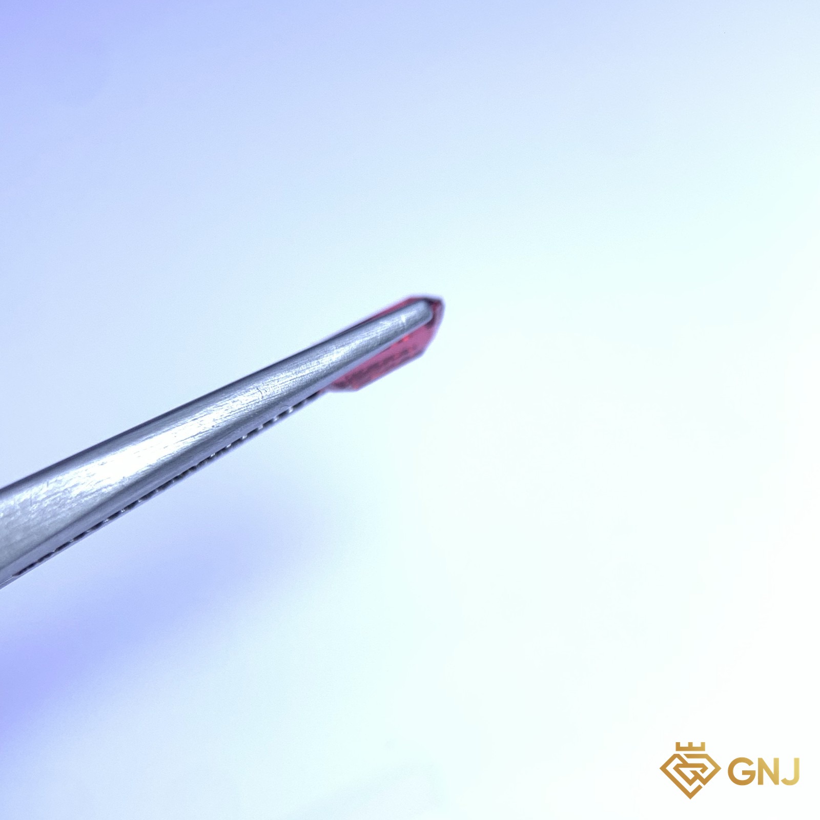 Đá spinel đỏ tự nhiên 0,87ct - góc nghiêng phải
