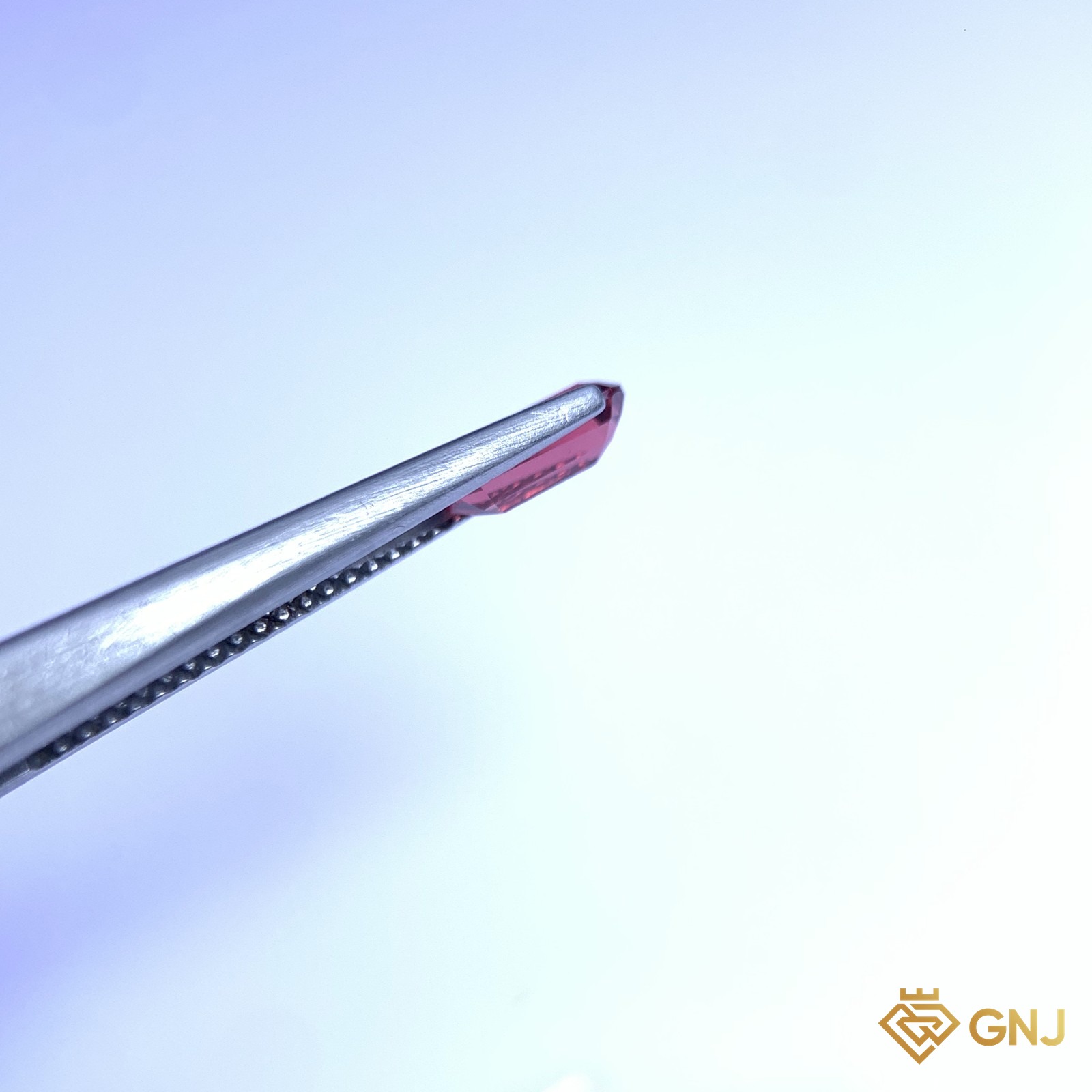 Đá spinel đỏ tự nhiên 0,87ct - góc nghiêng trái
