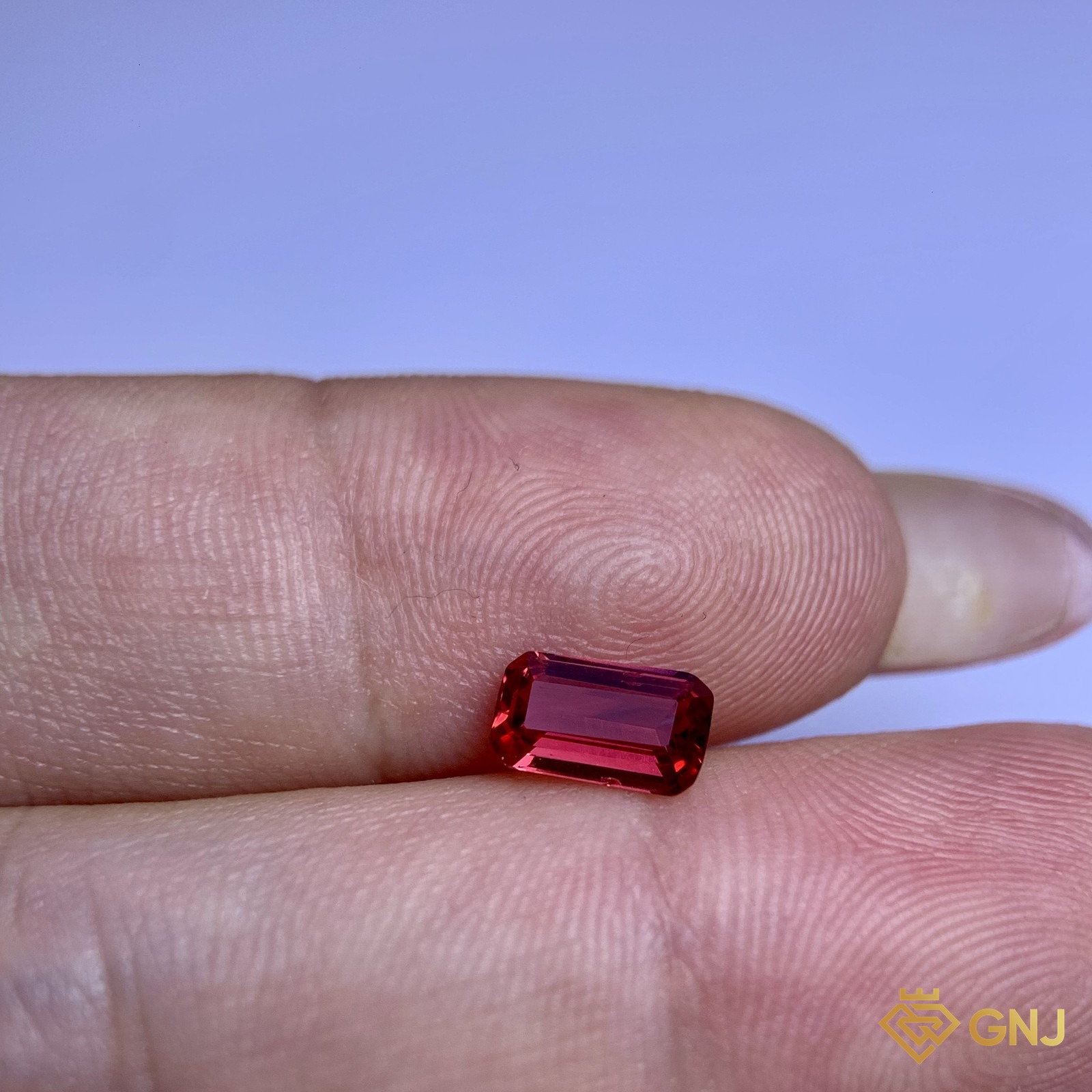 Đá spinel đỏ tự nhiên 0,87ct - trên tay