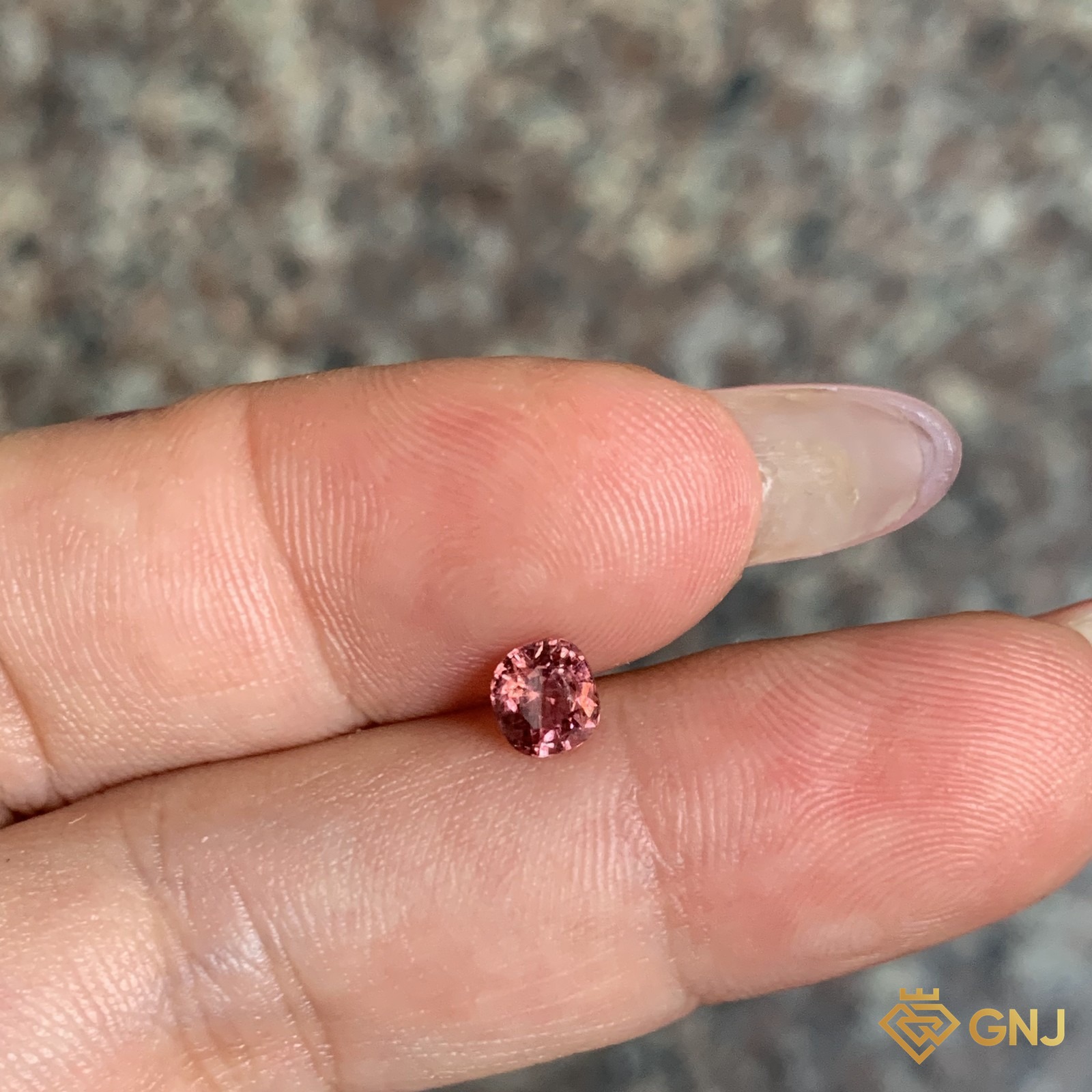 Đá spinel nâu cam tự nhiên 0,57ct - trên tay