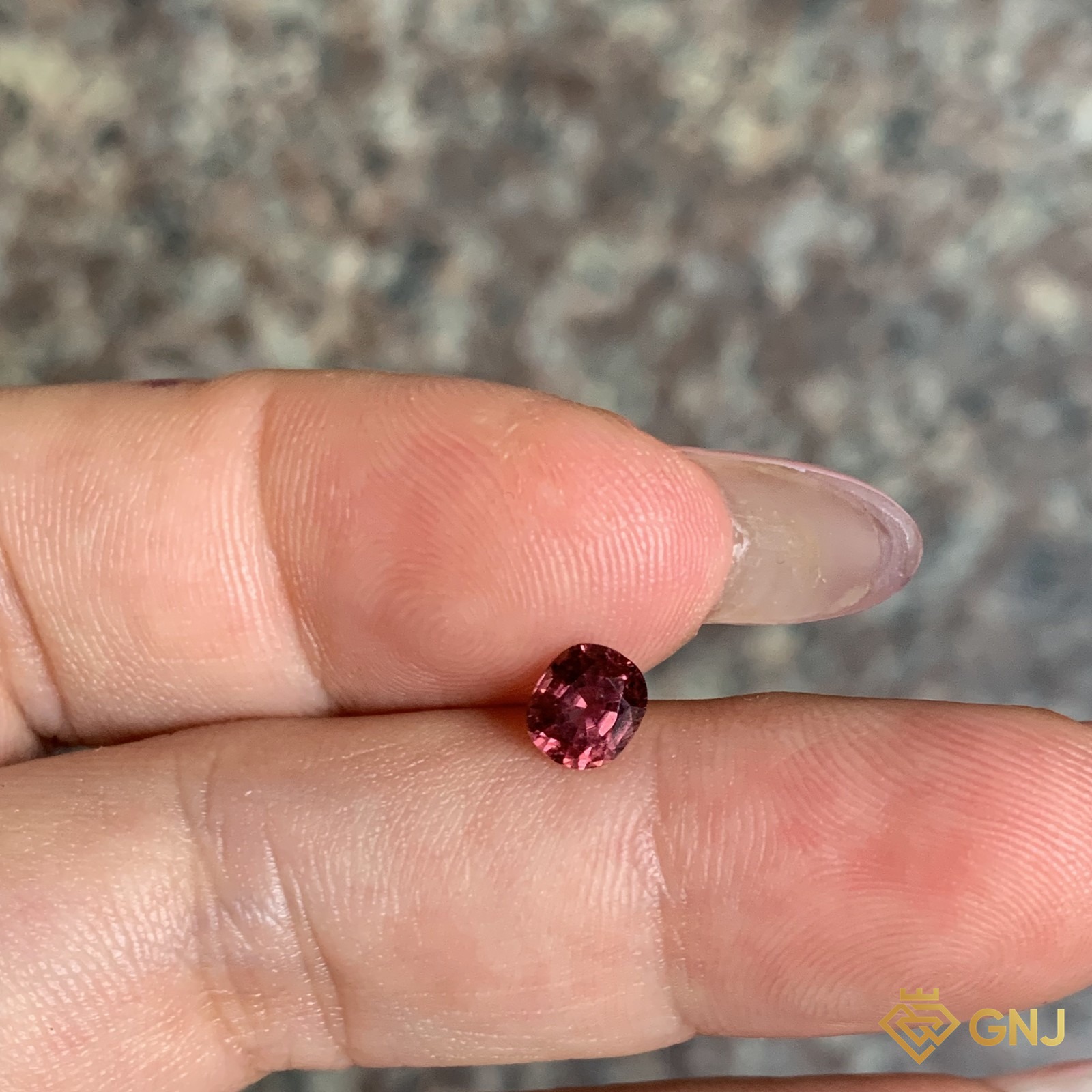 Đá spinel nâu cam tự nhiên 0,66ct - trên tay