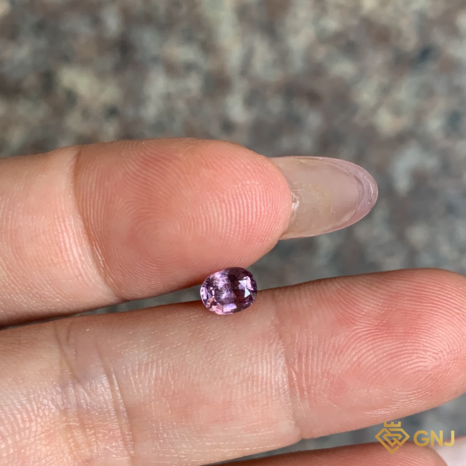 Đá spinel tím tự nhiên 0,6ct - trên tay