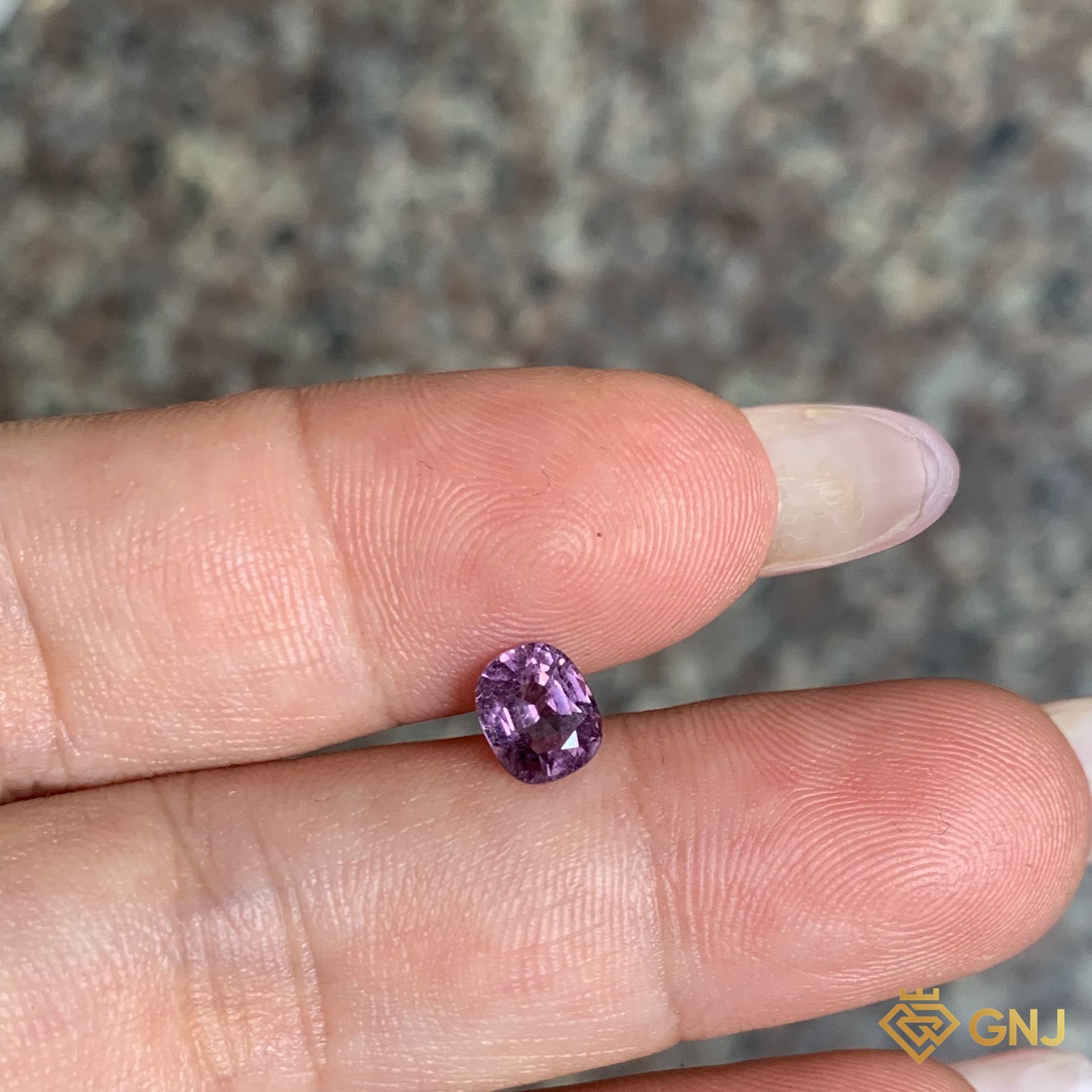 Đá spinel tím lavender tự nhiên 0,97ct - trên tay