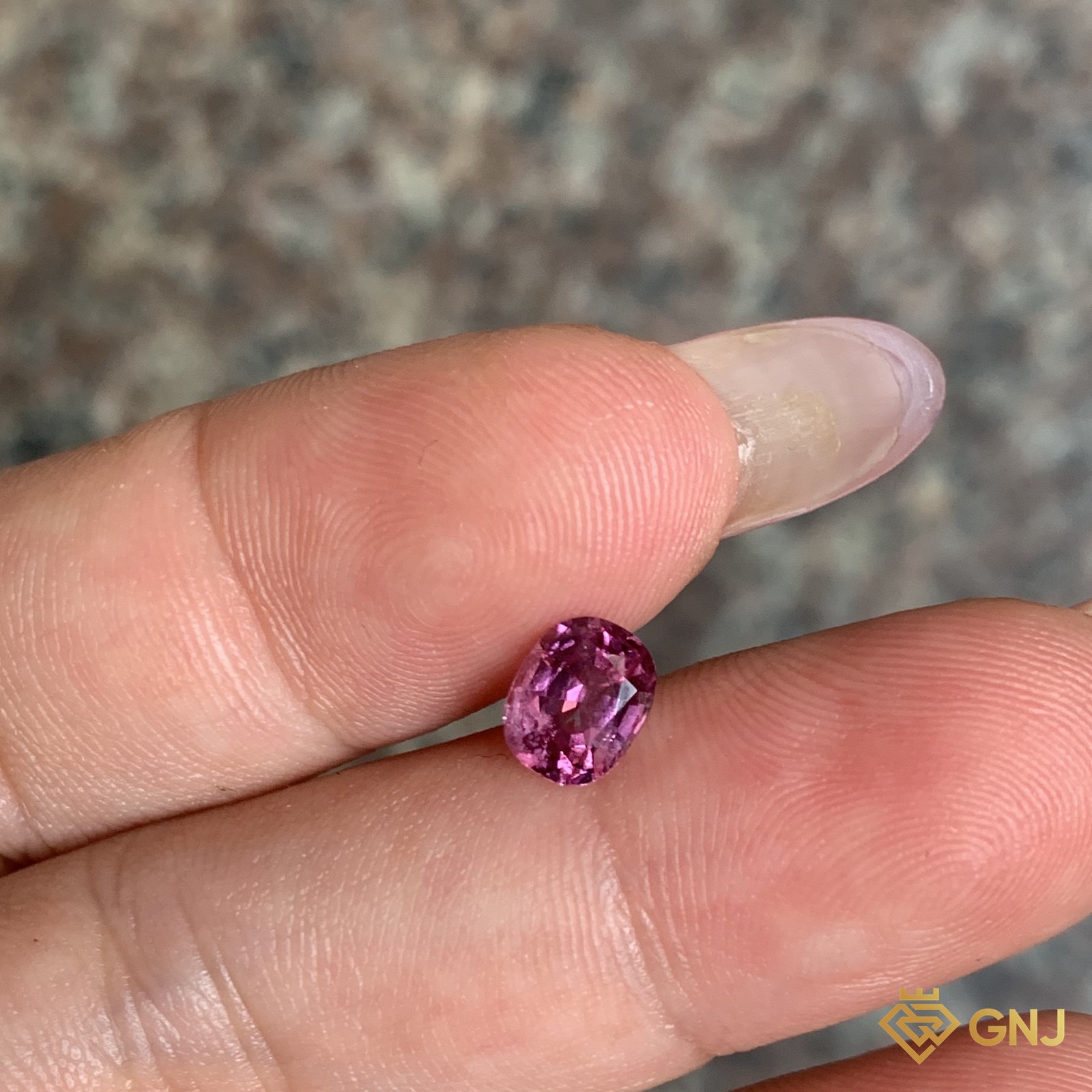 Đá spinel hồng tự nhiên 1,05ct - trên tay