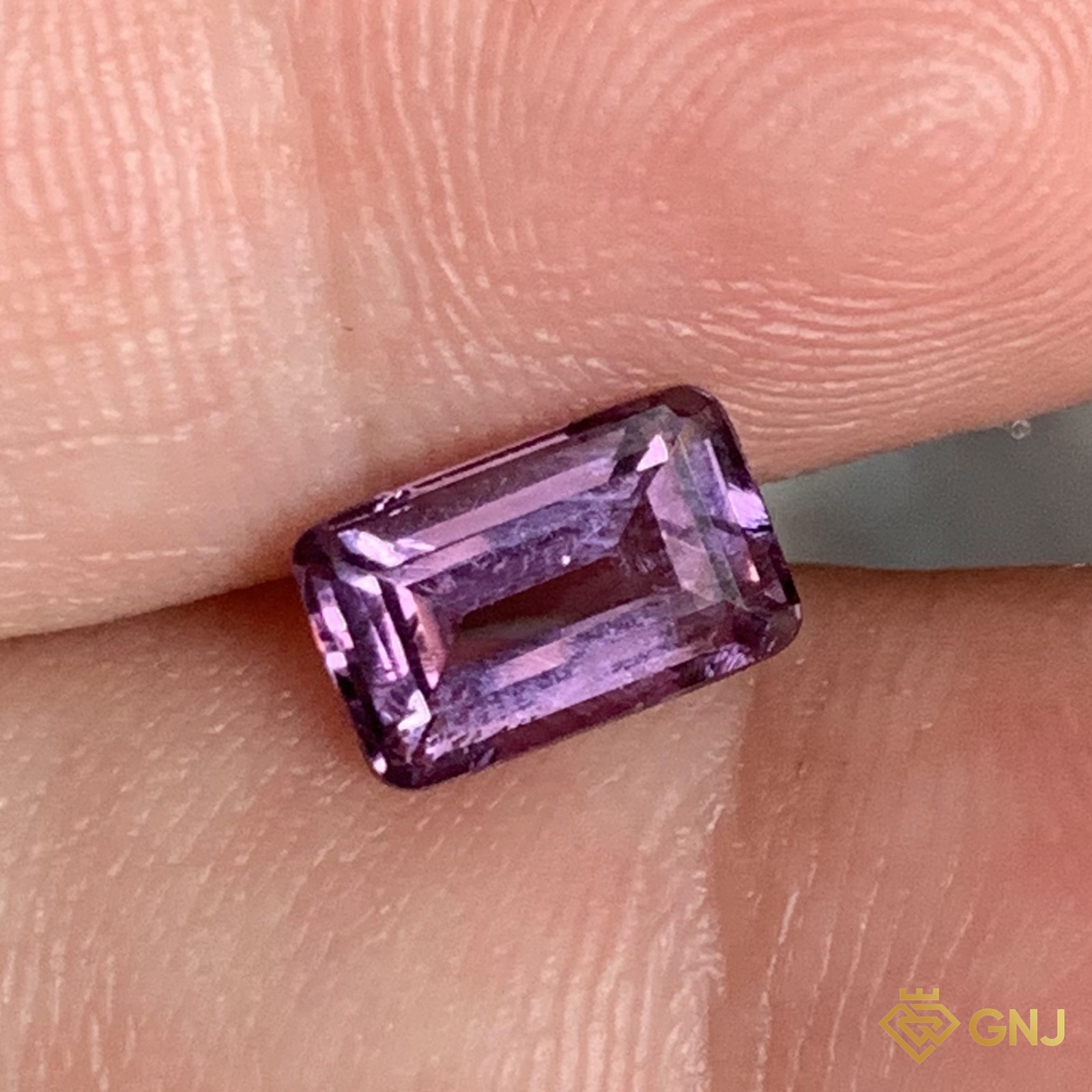 Đá spinel tím tự nhiên 1,26ct - trên tay