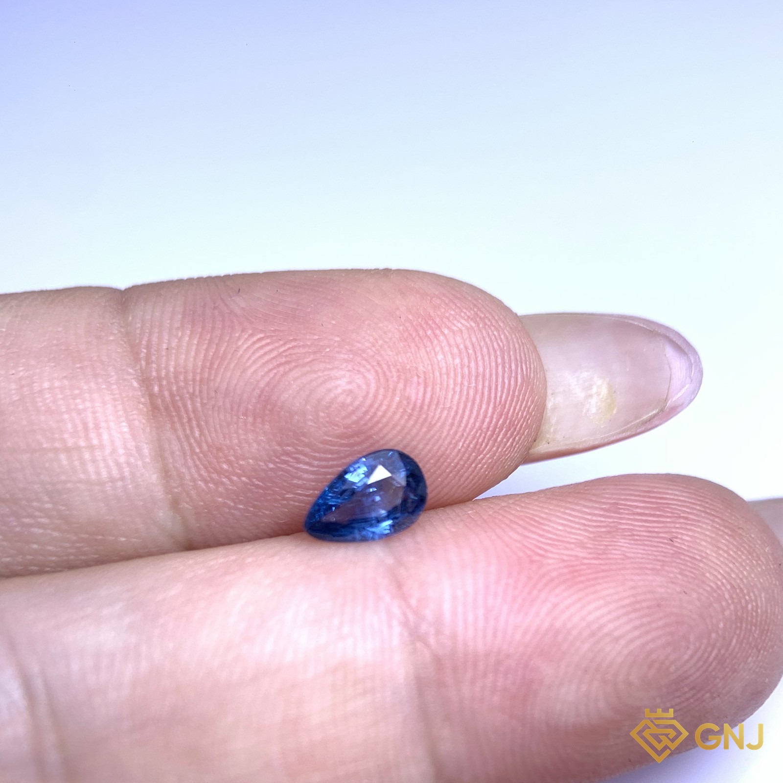 Đá spinel xanh tự nhiên 0,49ct - trên tay