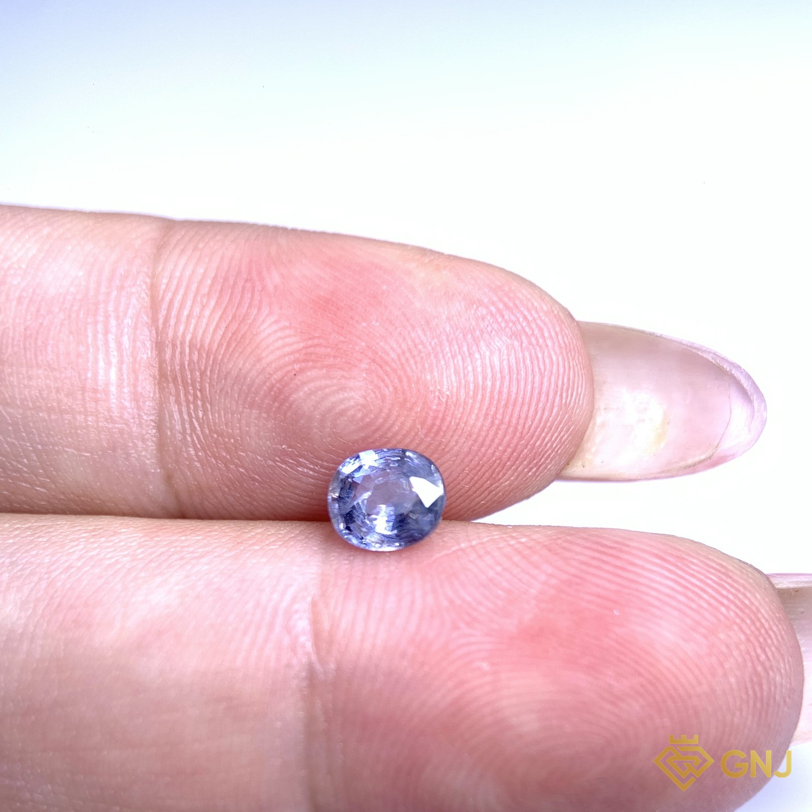 Đá spinel xanh tự nhiên 0,64ct - trên tay