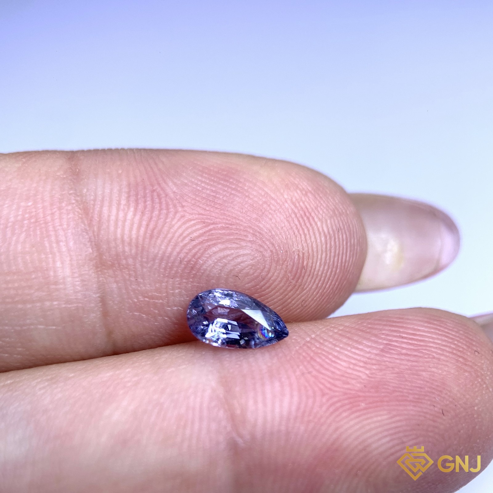 Đá spinel xanh tự nhiên 0,6ct - trên tay
