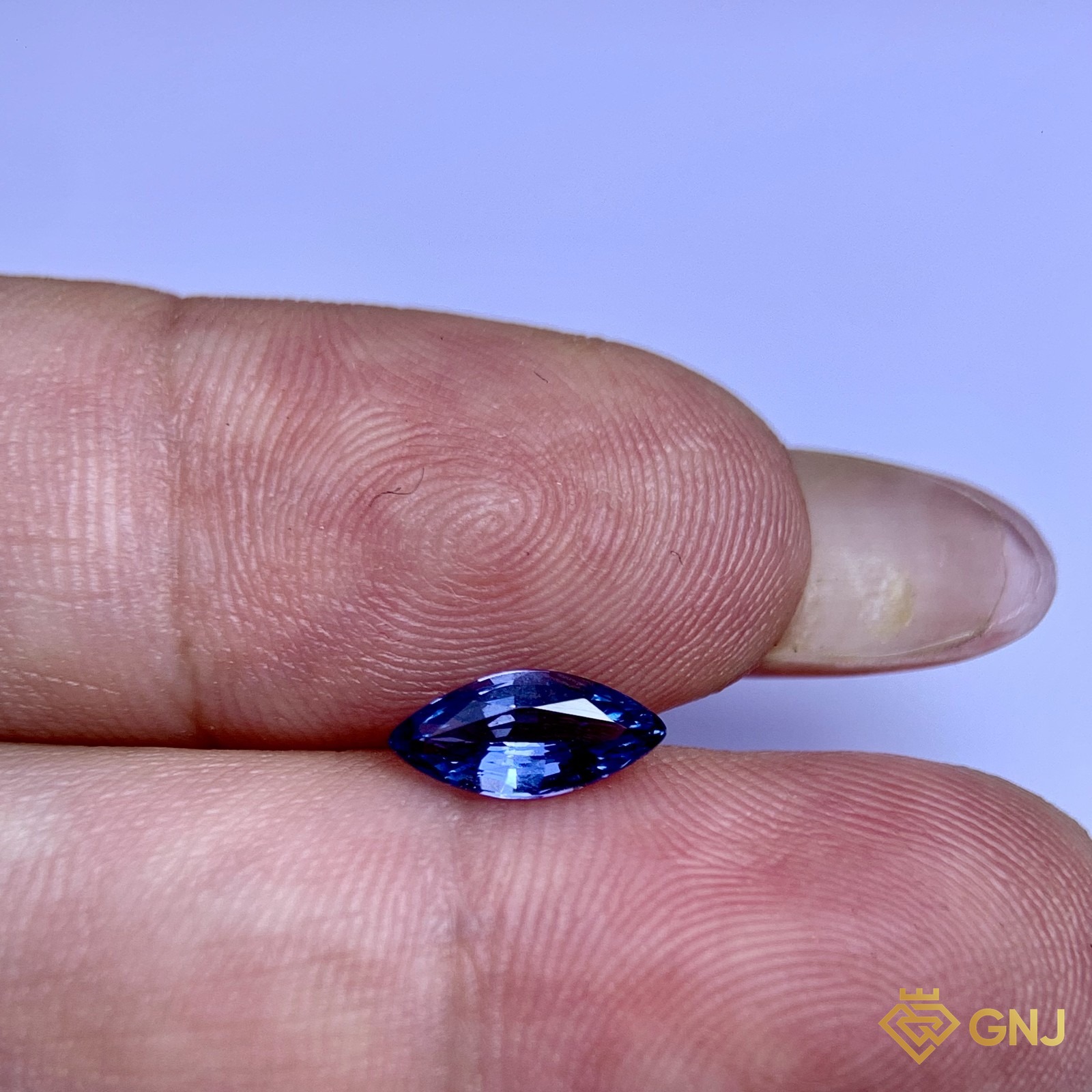 Đá spinel xanh tự nhiên 0,73ct - trên tay