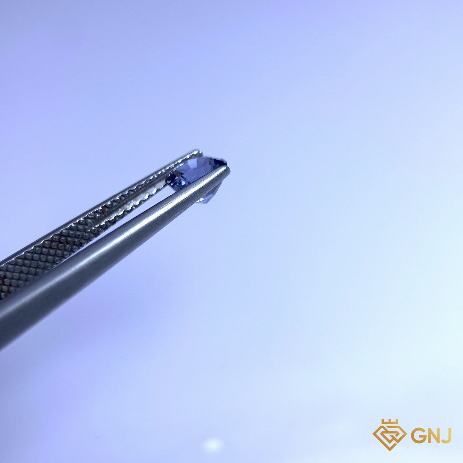Đá spinel xanh tự nhiên 0,83ct - góc nghiêng phải