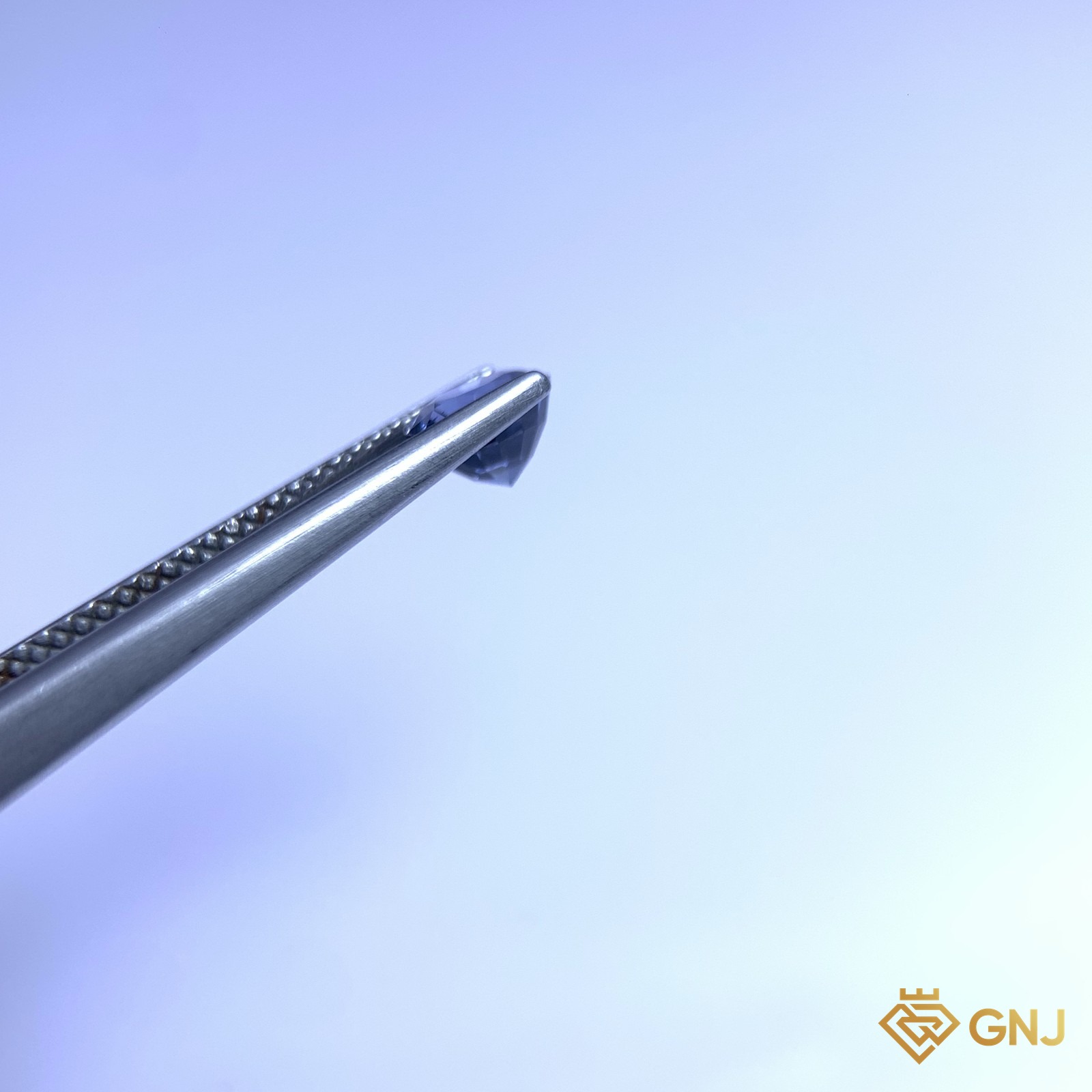 Đá spinel xanh tự nhiên 0,83ct - góc nghiêng trái