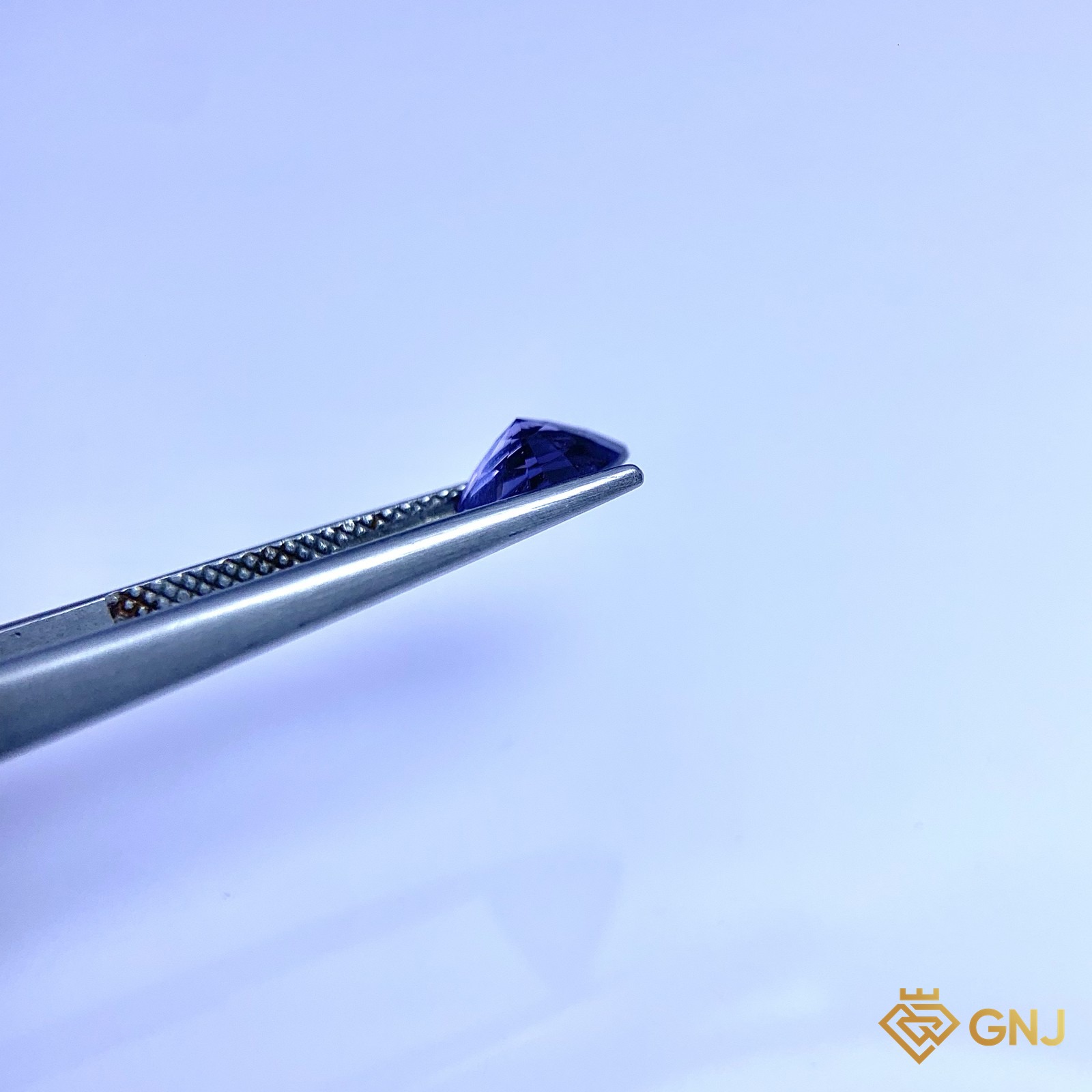 Đá spinel xanh tự nhiên 1,29ct - góc nghiêng phải