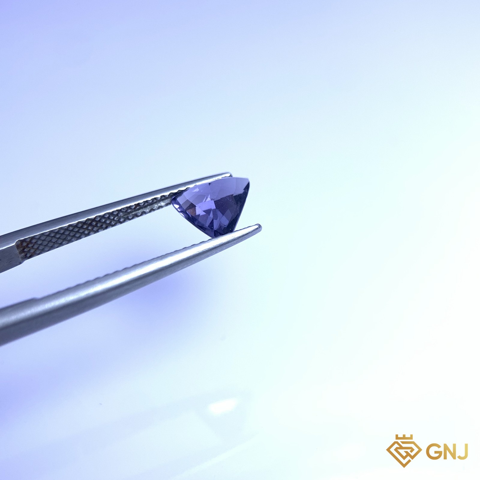 Đá spinel xanh tự nhiên 1,29ct - góc nghiêng trái
