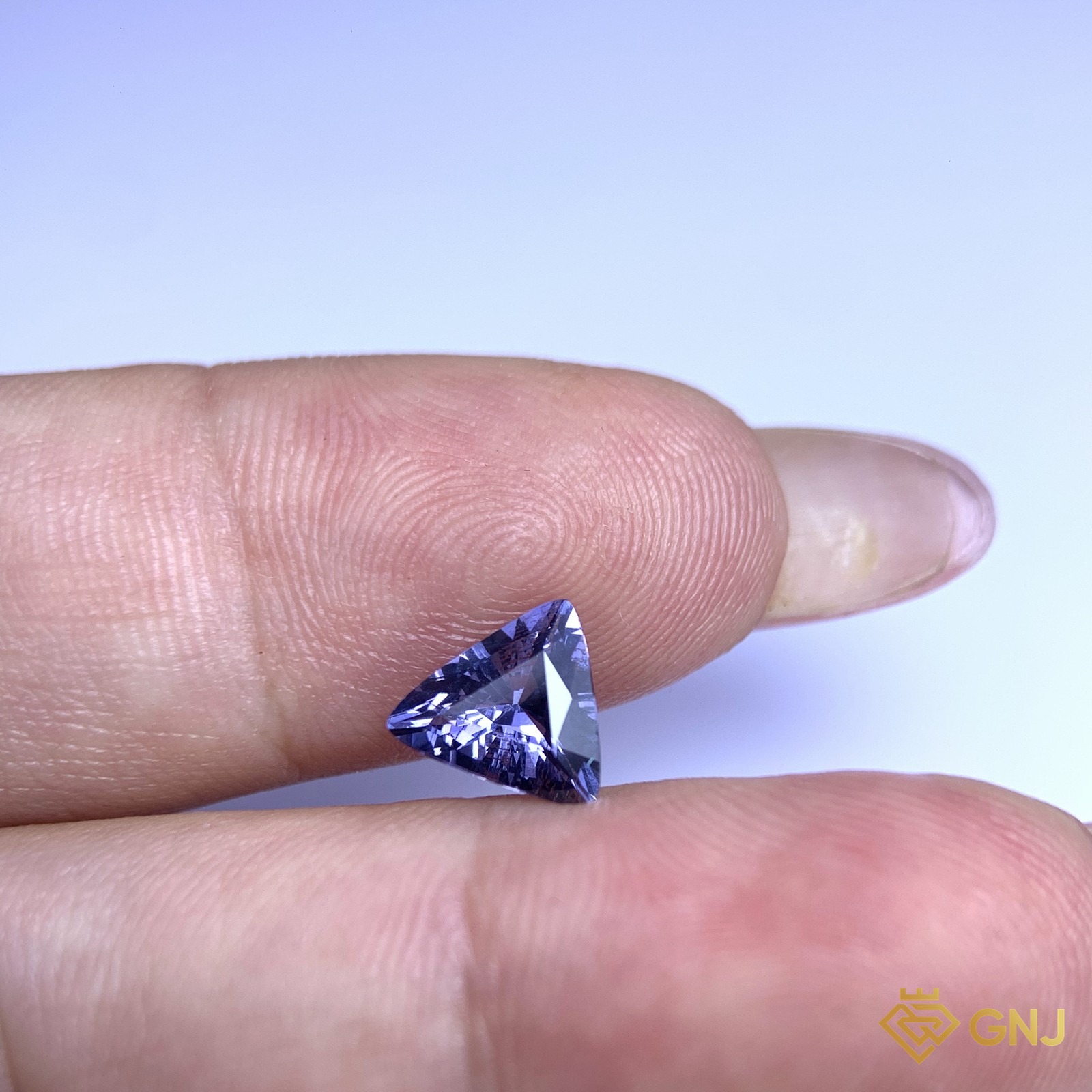 Đá spinel xanh tự nhiên 1,29ct - trên tay