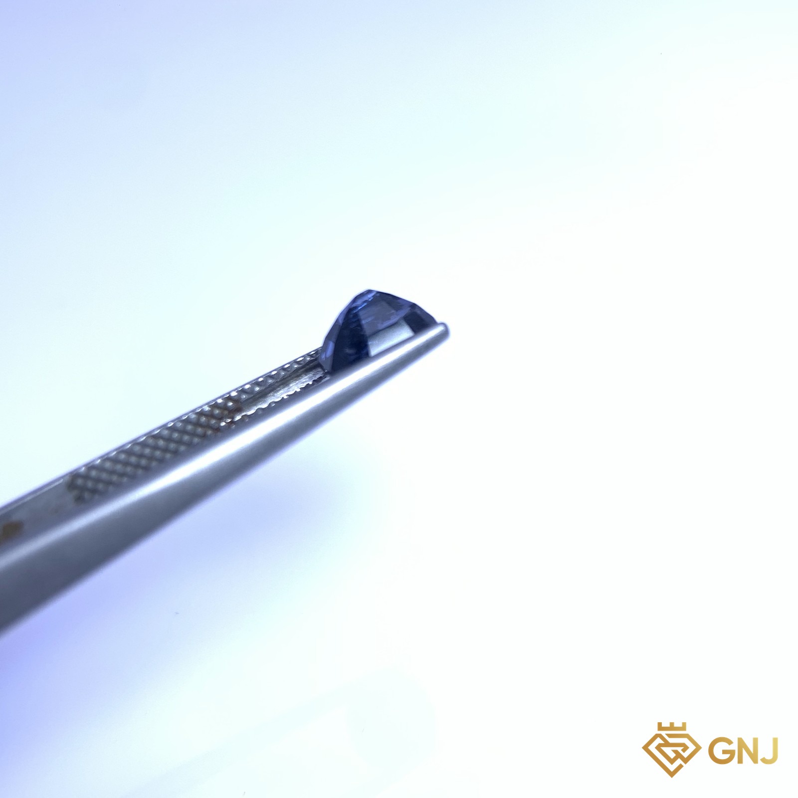 Đá spinel xanh tự nhiên 1,57ct - góc nghiêng phải