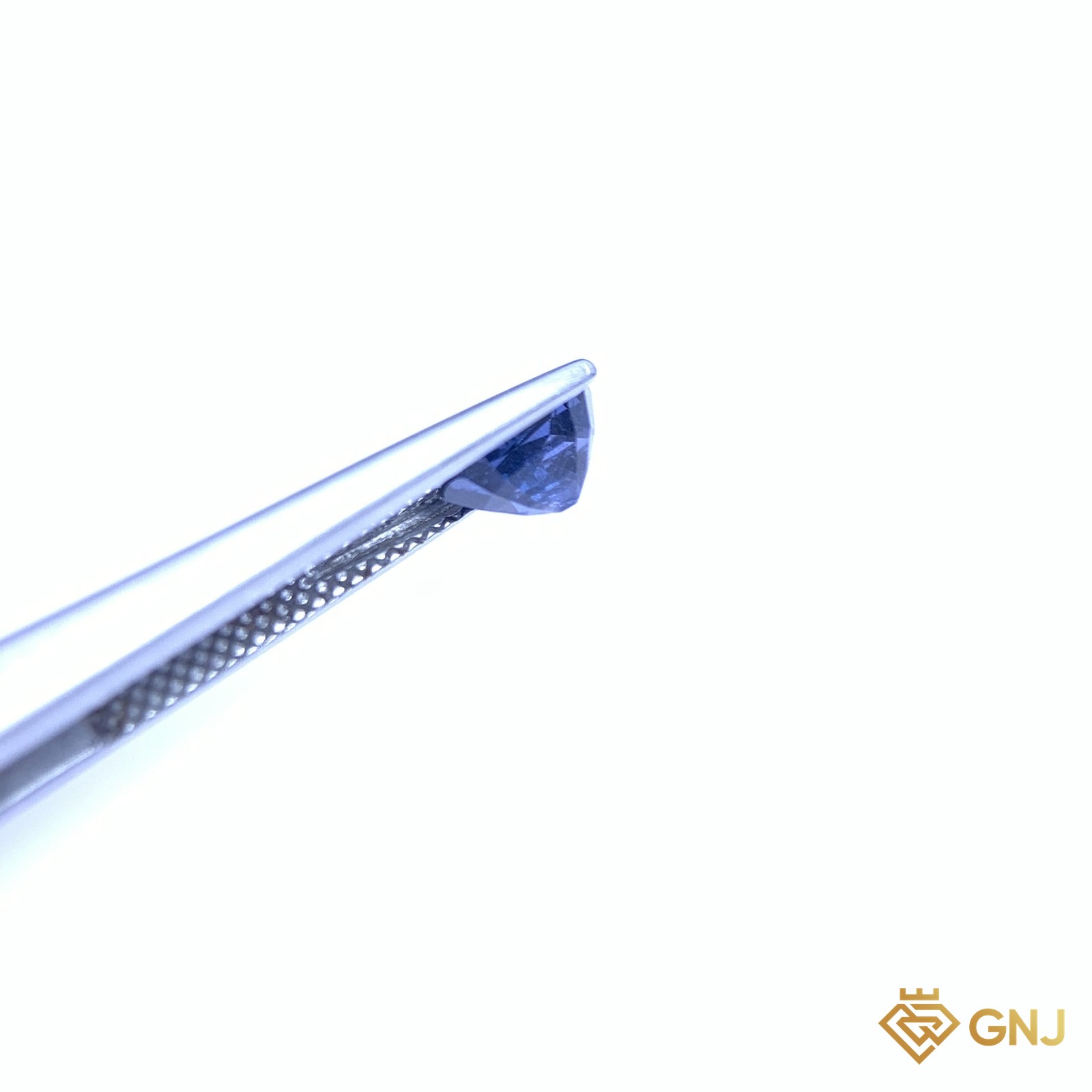 Đá spinel xanh tự nhiên 1,57ct - góc nghiêng trái