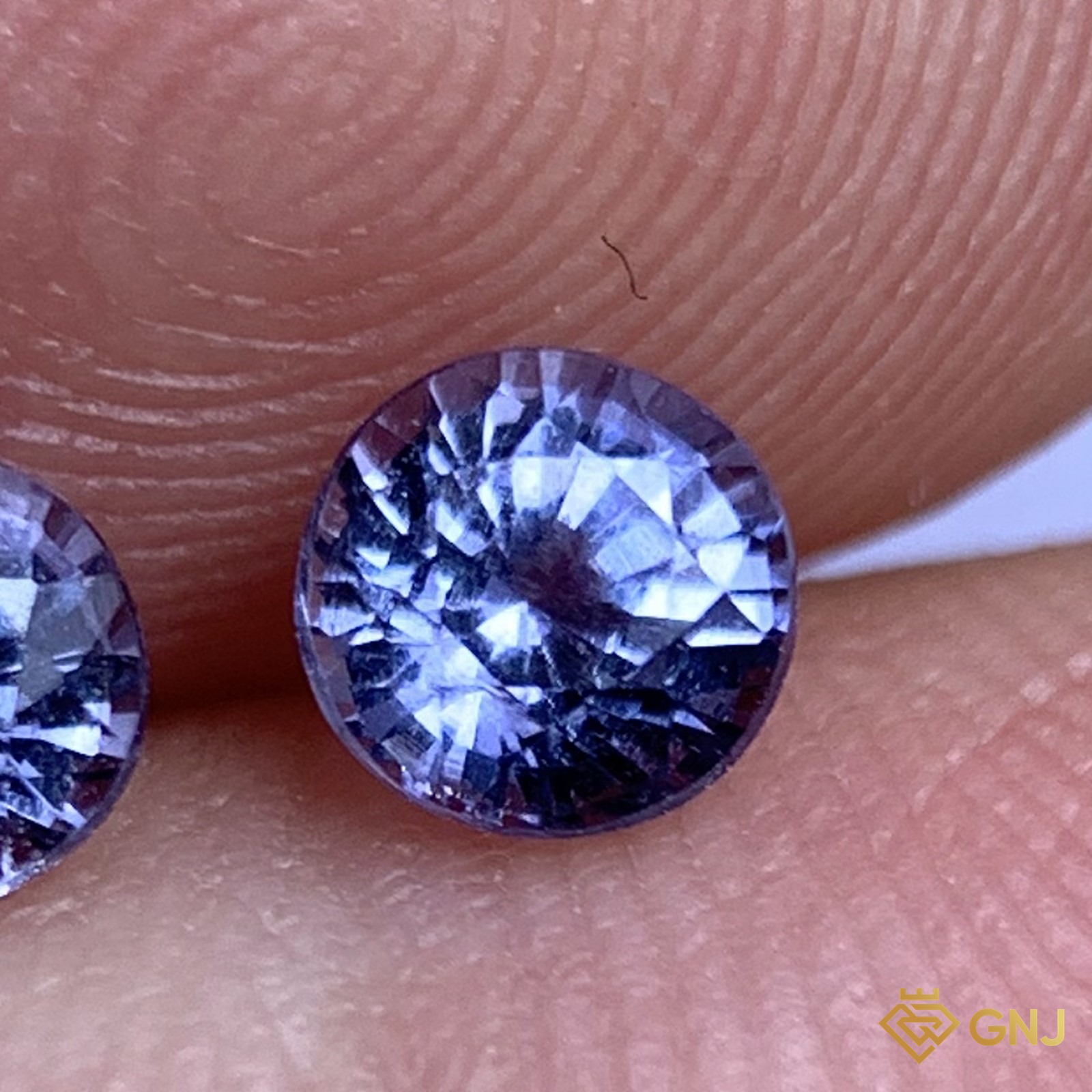 Cặp đá spinel xanh tự nhiên 0,73ct (2 viên) - trên tay
